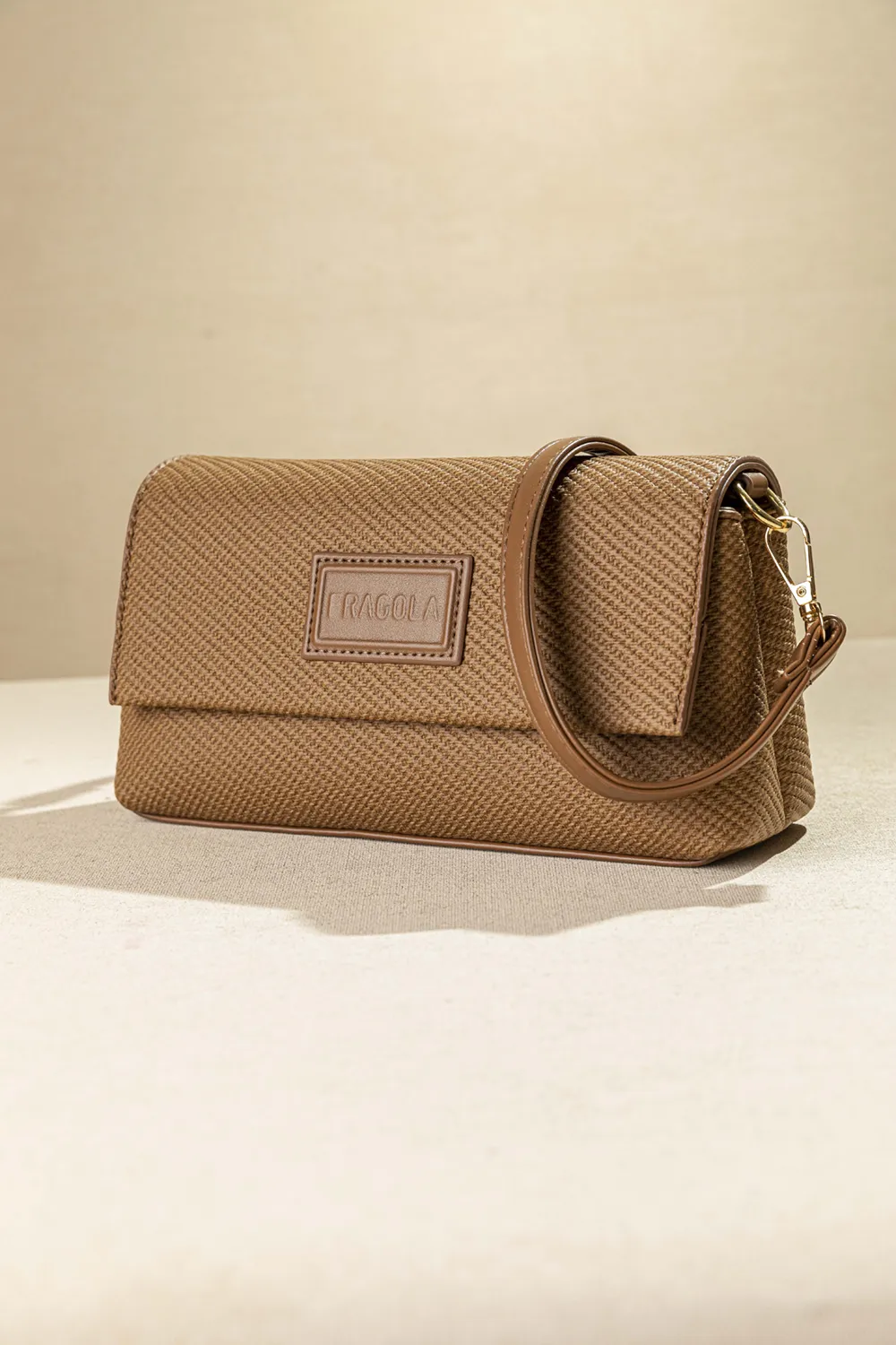 Τσαντάκι ώμου και χιαστί με καπάκι