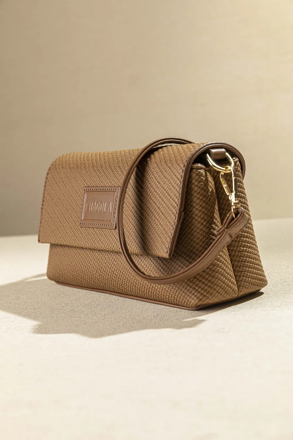 Τσαντάκι ώμου και χιαστί με καπάκι