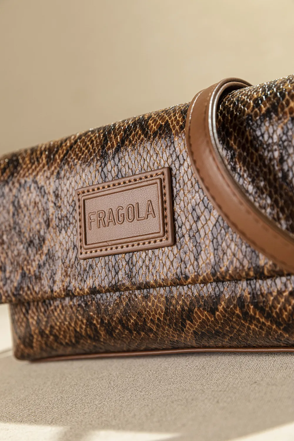 Τσαντάκι ώμου και χιαστί με καπάκι