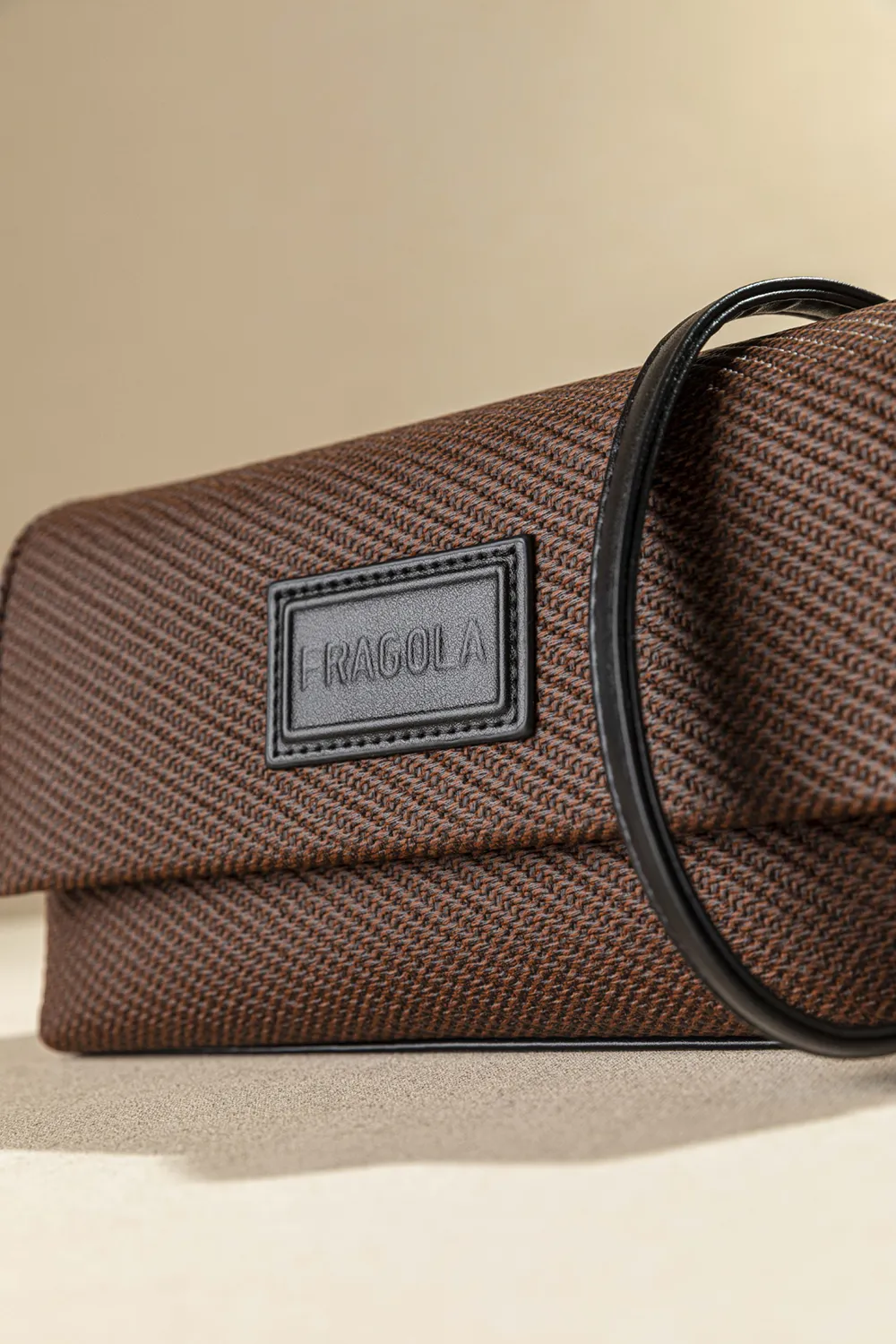 Τσαντάκι ώμου και χιαστί με καπάκι