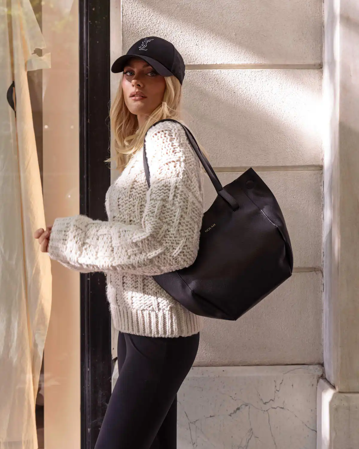 Bree Black Light Gold