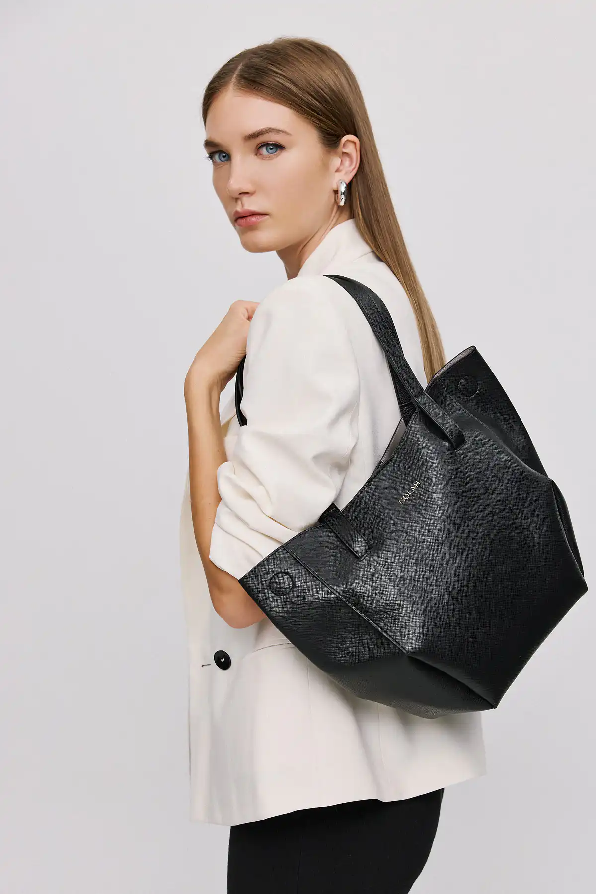 Bree Black Light Gold