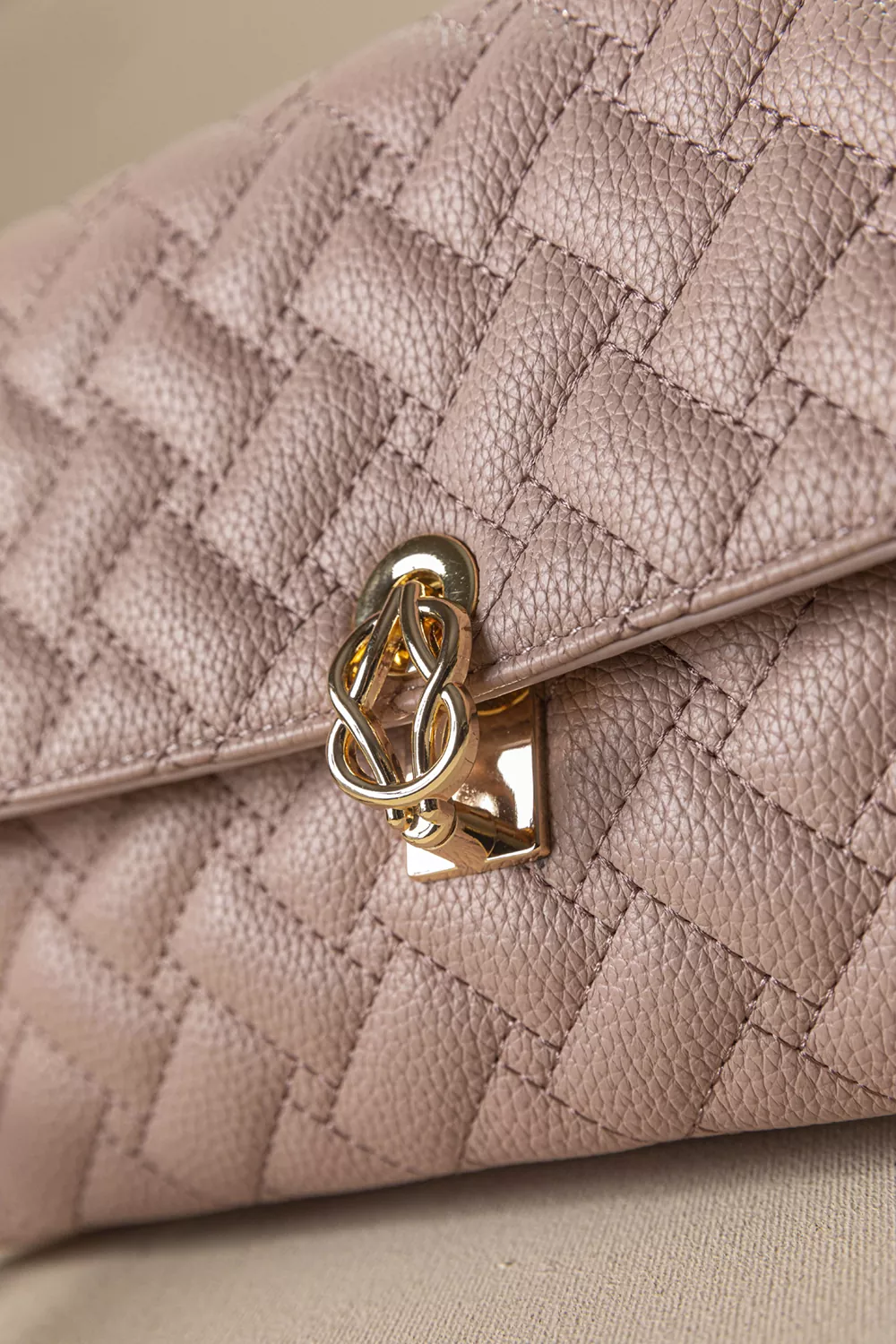 Διαχρονικός γυναικείος φάκελος Διαχρονικός γυναικείος φάκελος