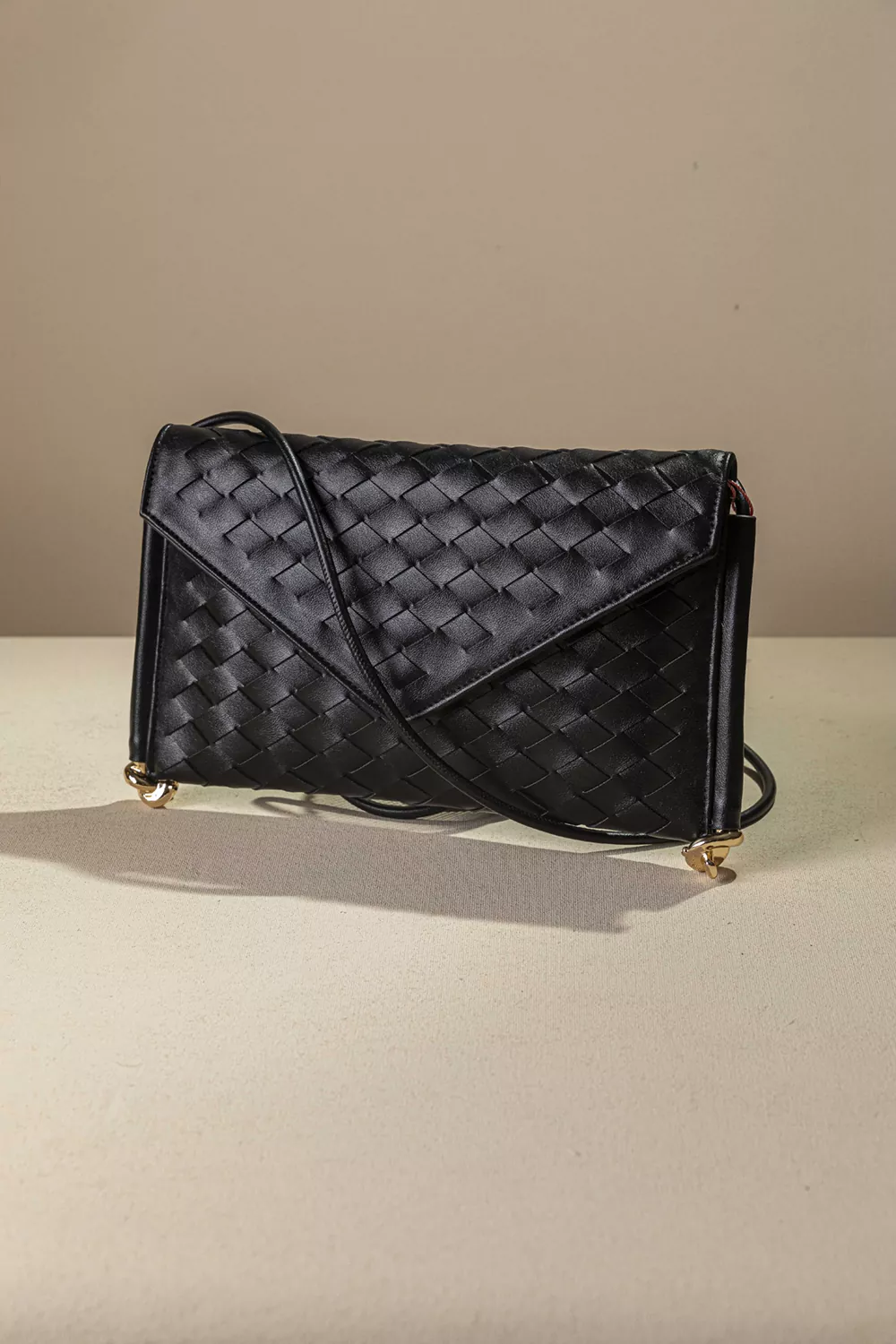 Κομψή τσάντα-φάκελος με ιδιαίτερη πλέξη