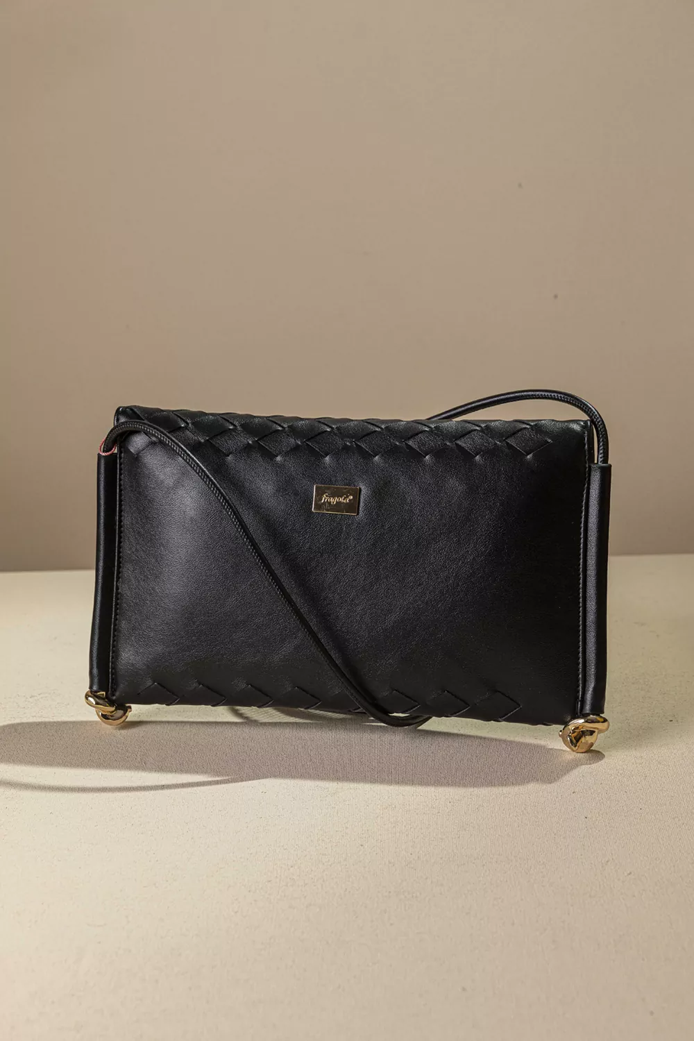 Κομψή τσάντα-φάκελος με ιδιαίτερη πλέξη