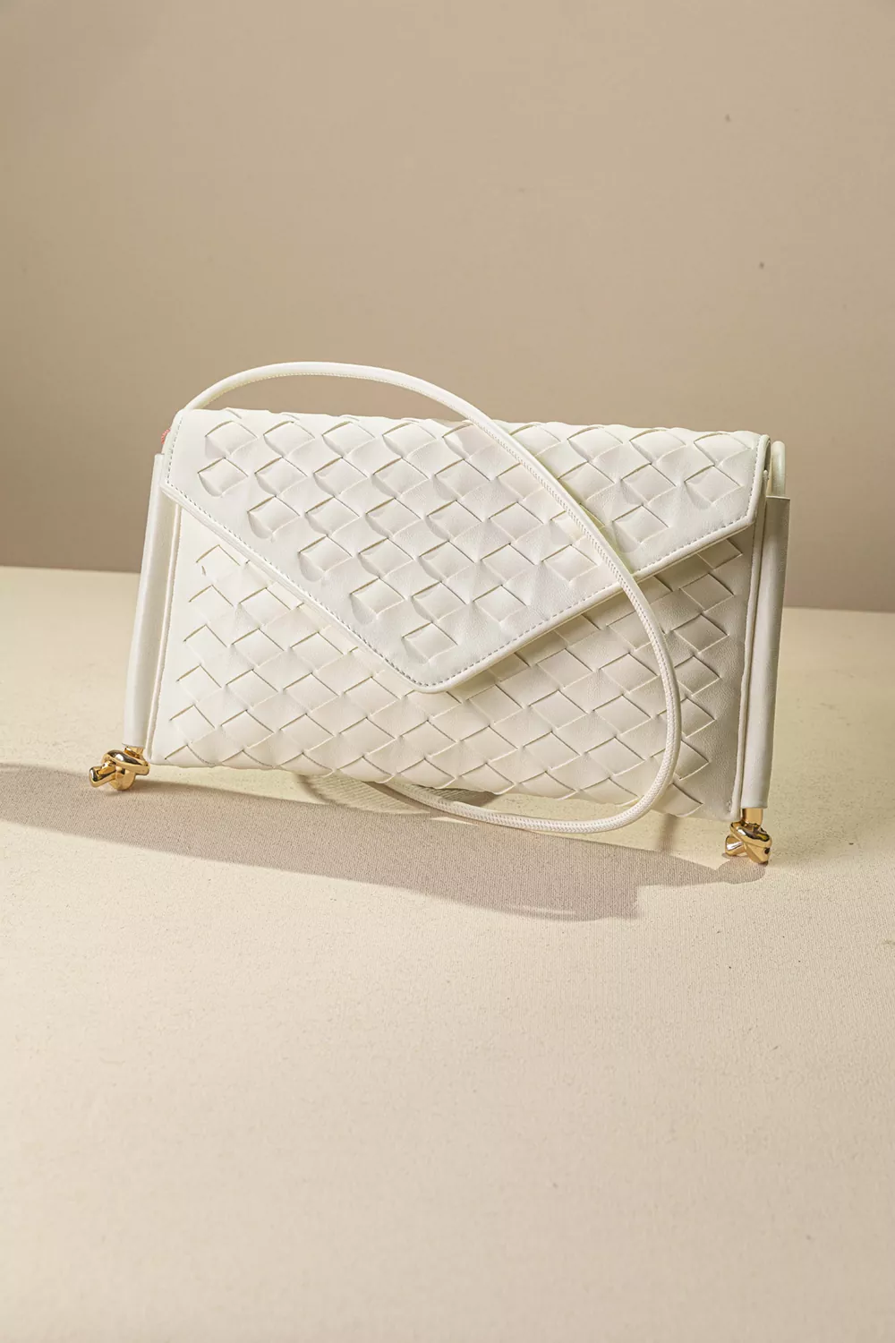 Κομψή τσάντα-φάκελος με ιδιαίτερη πλέξη