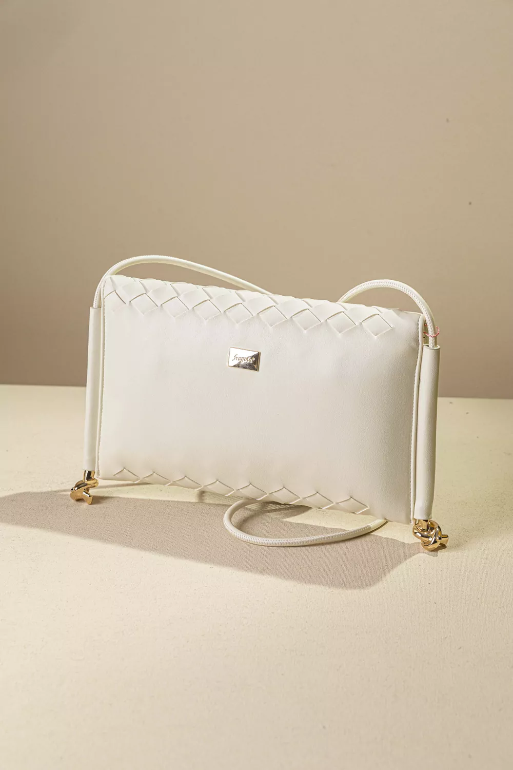 Κομψή τσάντα-φάκελος με ιδιαίτερη πλέξη