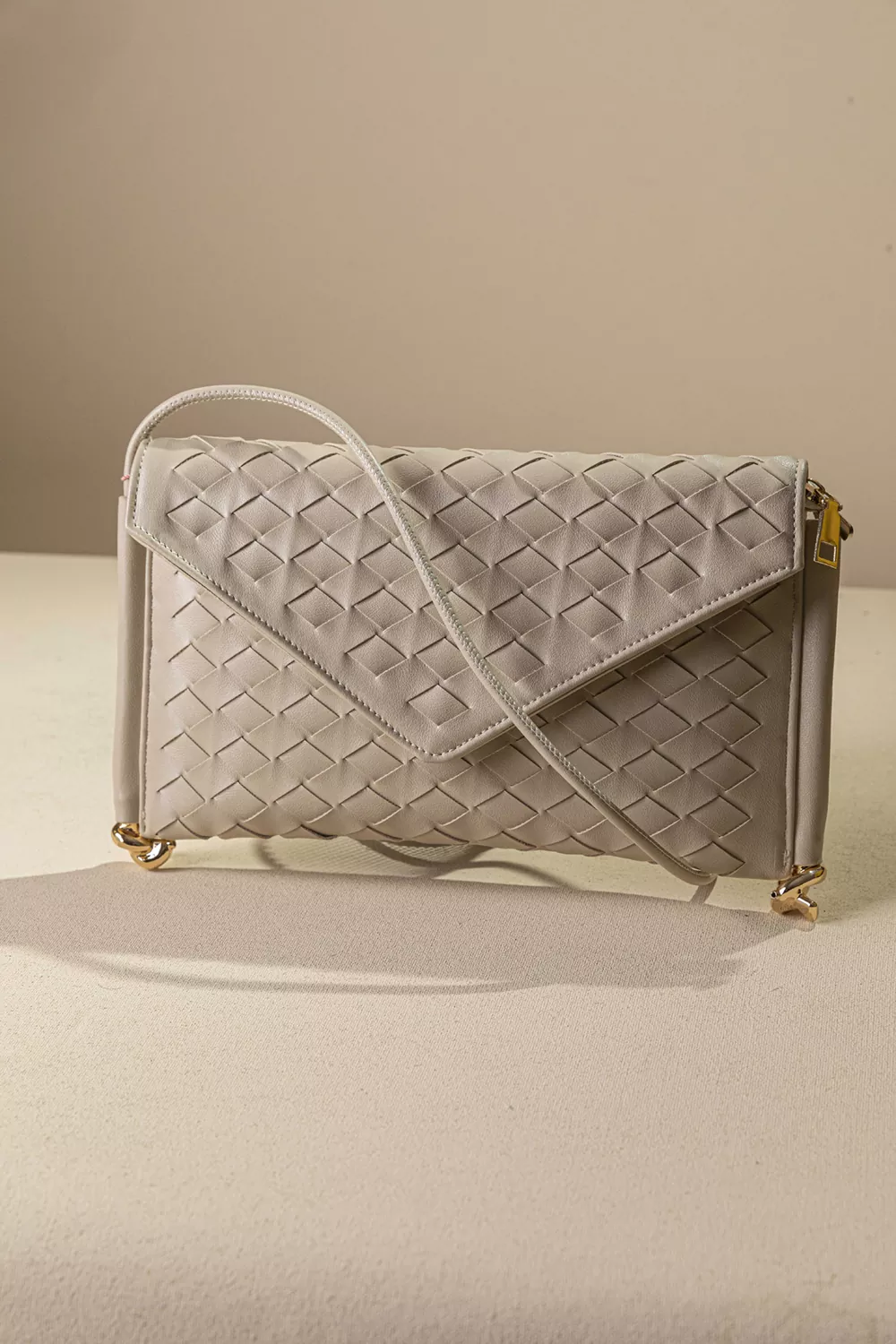 Κομψή τσάντα-φάκελος με ιδιαίτερη πλέξη