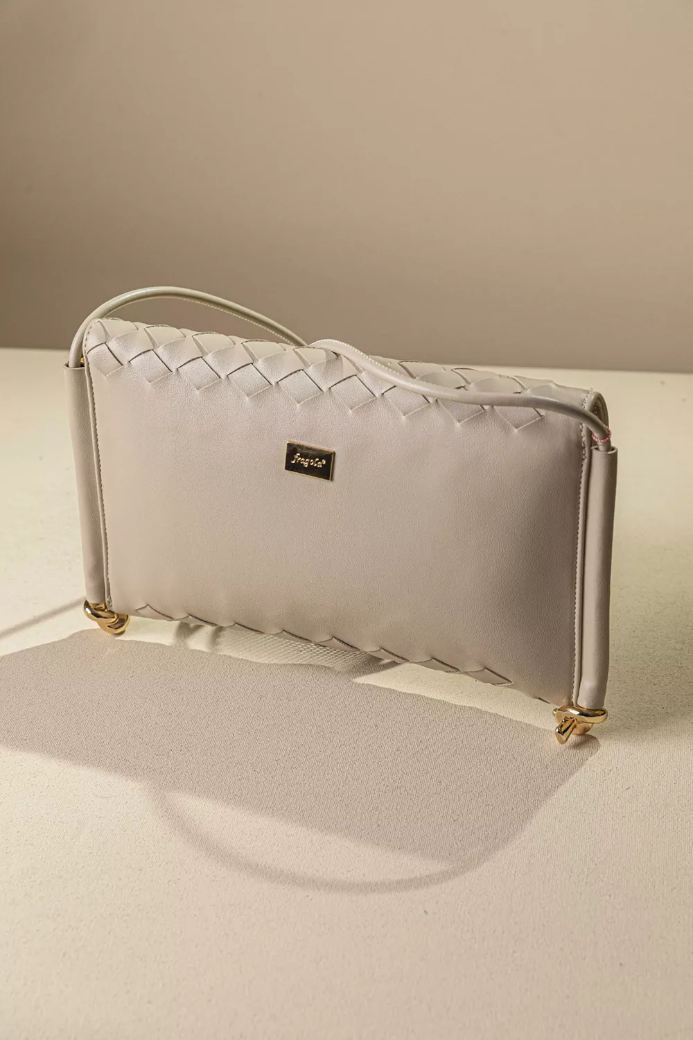 Κομψή τσάντα-φάκελος με ιδιαίτερη πλέξη