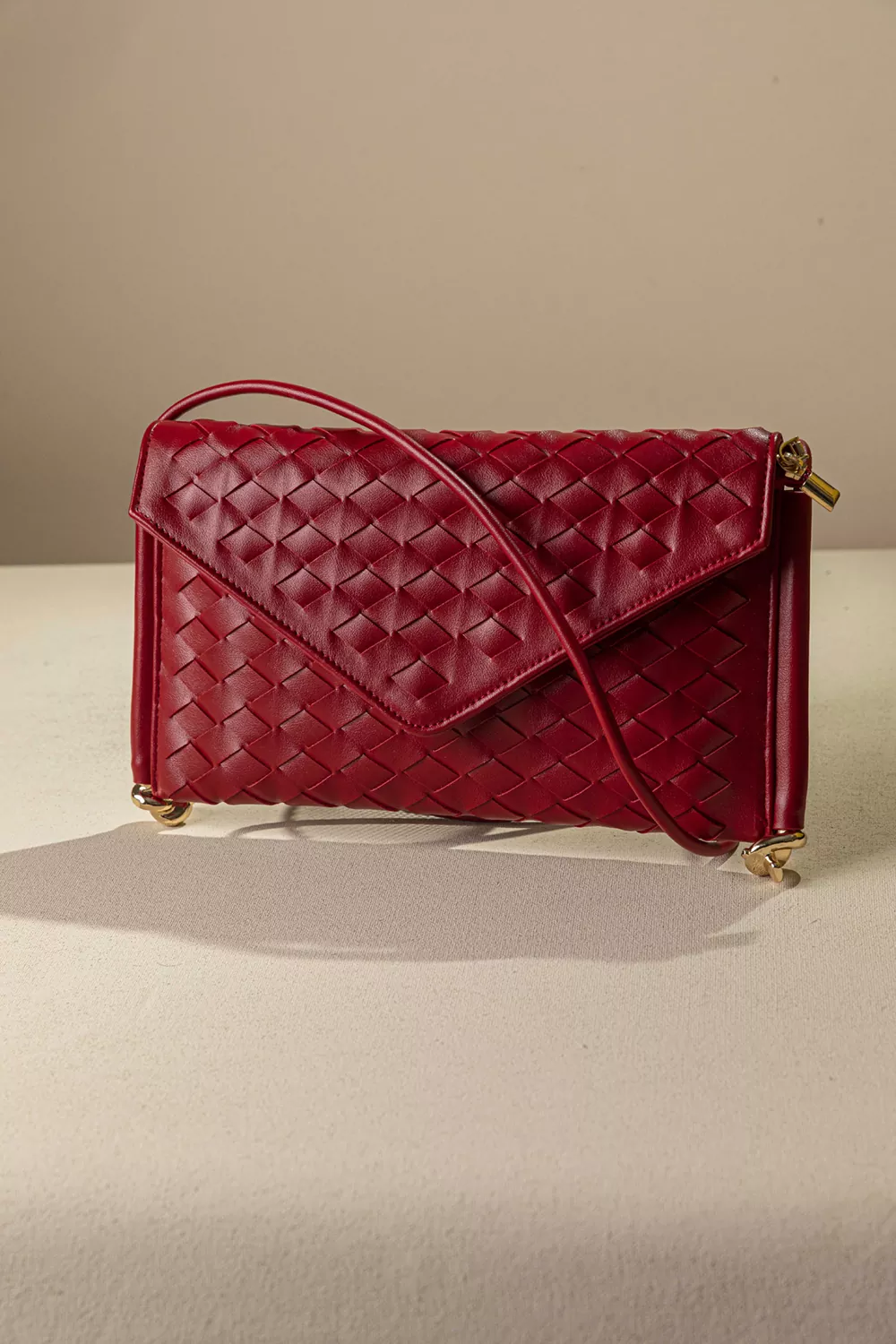 Κομψή τσάντα-φάκελος με ιδιαίτερη πλέξη