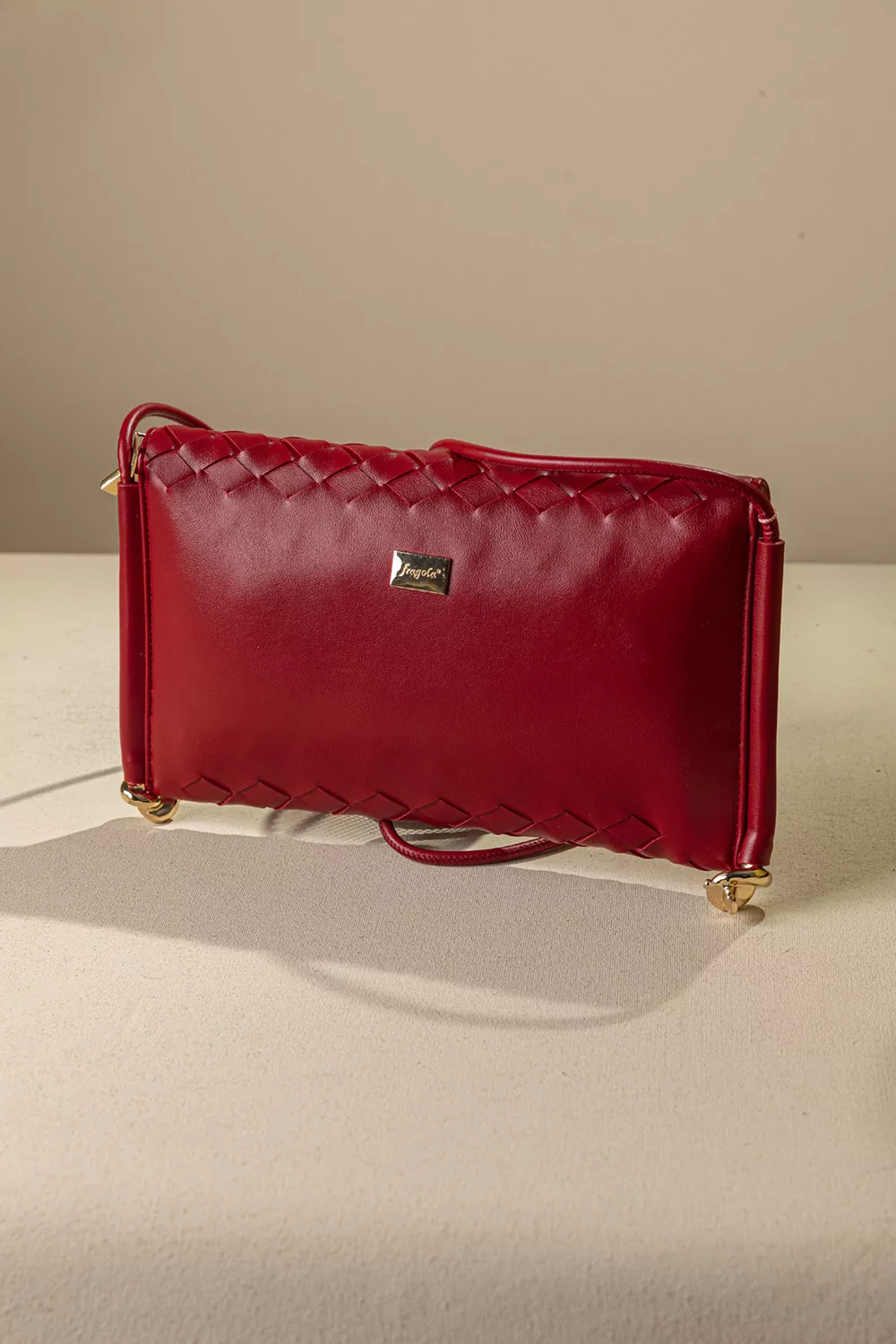 Κομψή τσάντα-φάκελος με ιδιαίτερη πλέξη