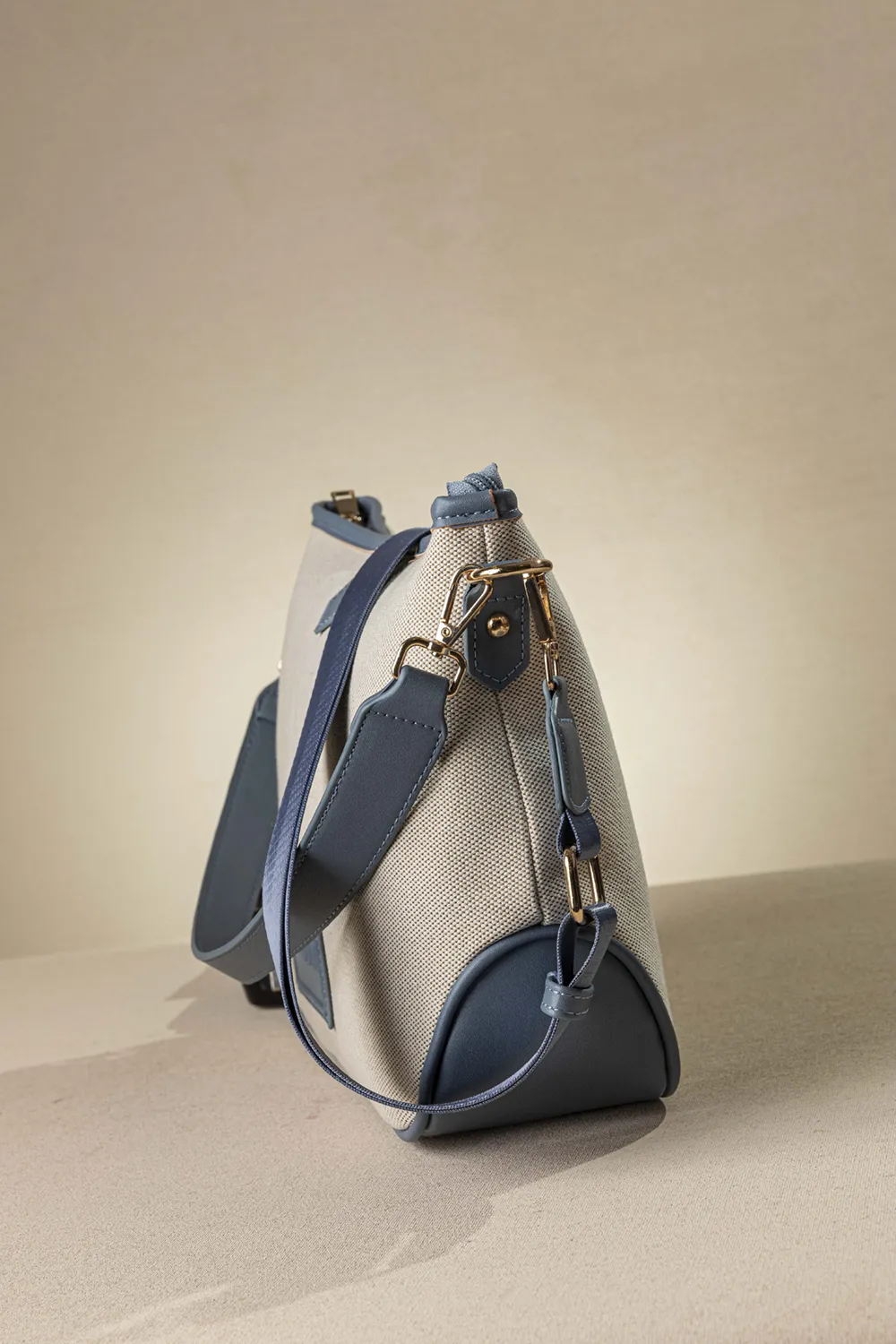 Τσάντα ώμου από καραβόπανο με ιμάντα