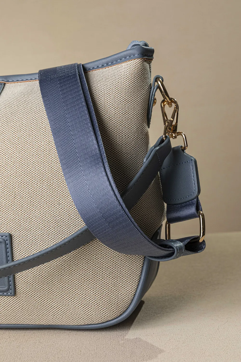 Τσάντα ώμου από καραβόπανο με ιμάντα