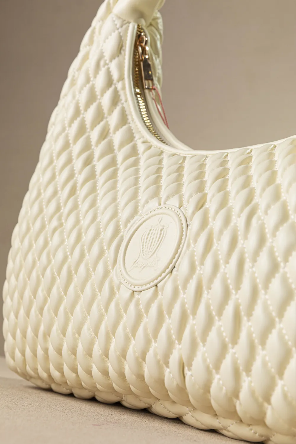 Οβάλ τσάντα ώμου μεγάλη για όλες τις ώρες