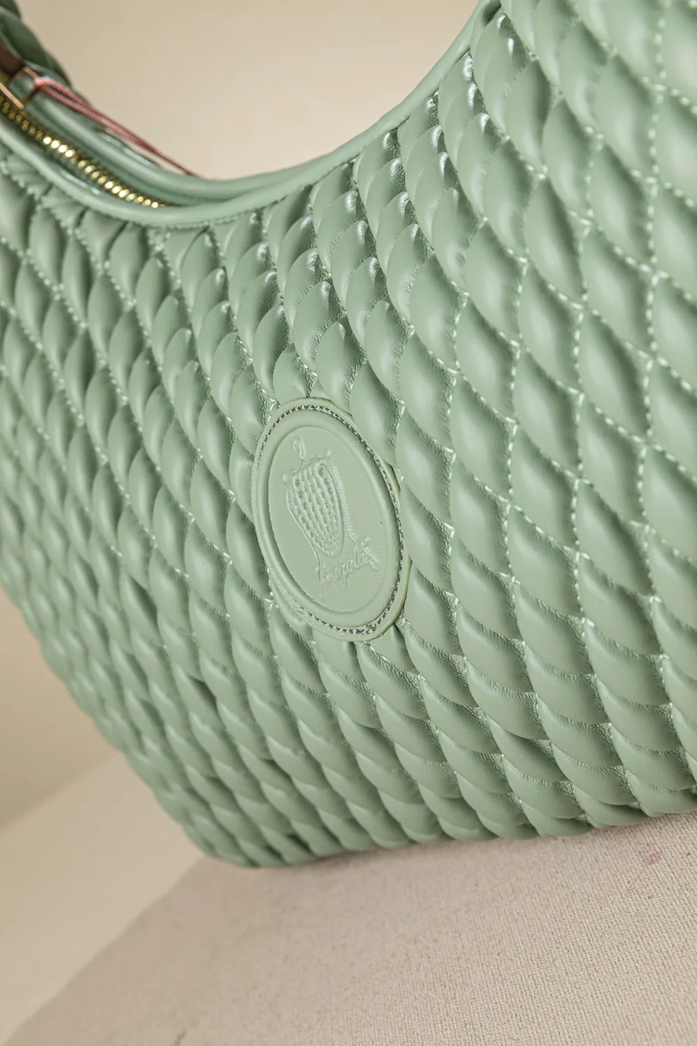 Οβάλ τσάντα ώμου μεγάλη για όλες τις ώρες