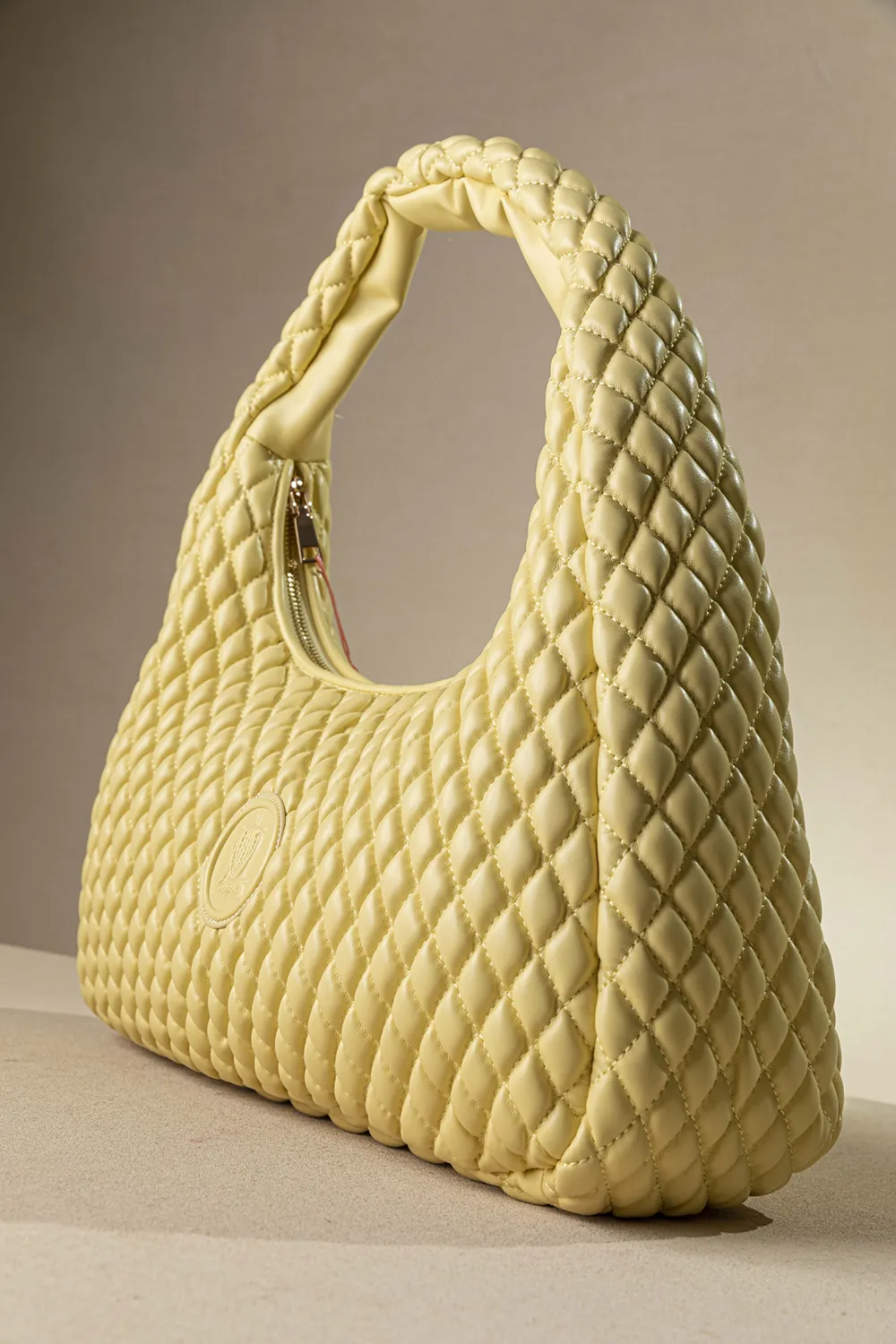 Οβάλ τσάντα ώμου μεγάλη για όλες τις ώρες