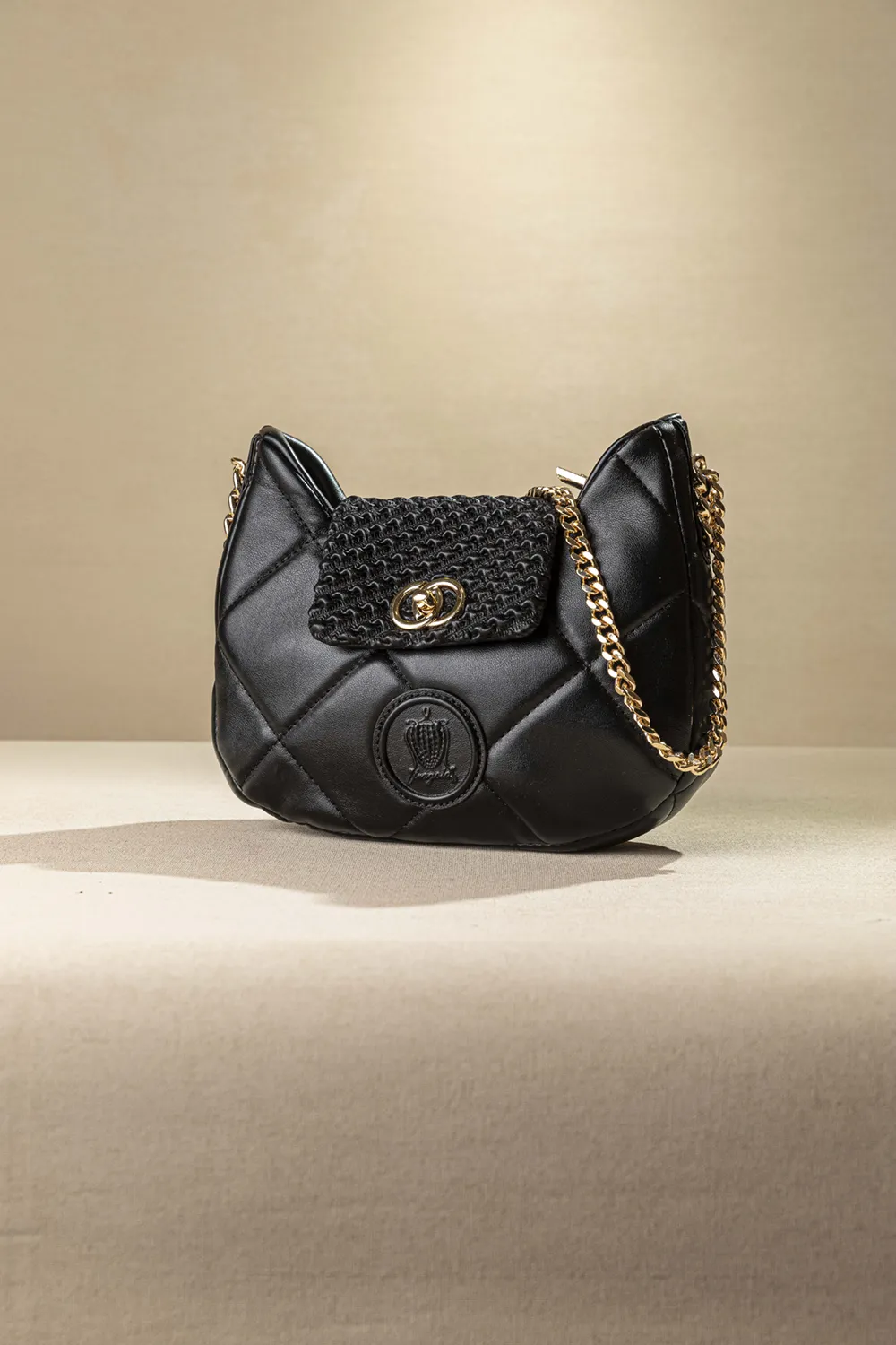 Οβάλ τσάντα ώμου puffer με καπάκι με κλειδαριά και αλυσίδα