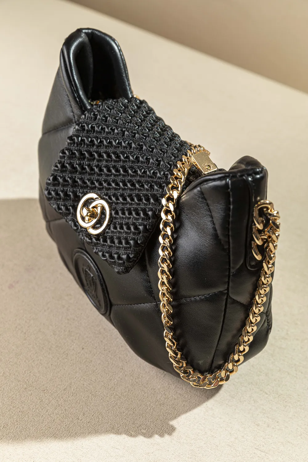 Οβάλ τσάντα ώμου puffer με καπάκι με κλειδαριά και αλυσίδα