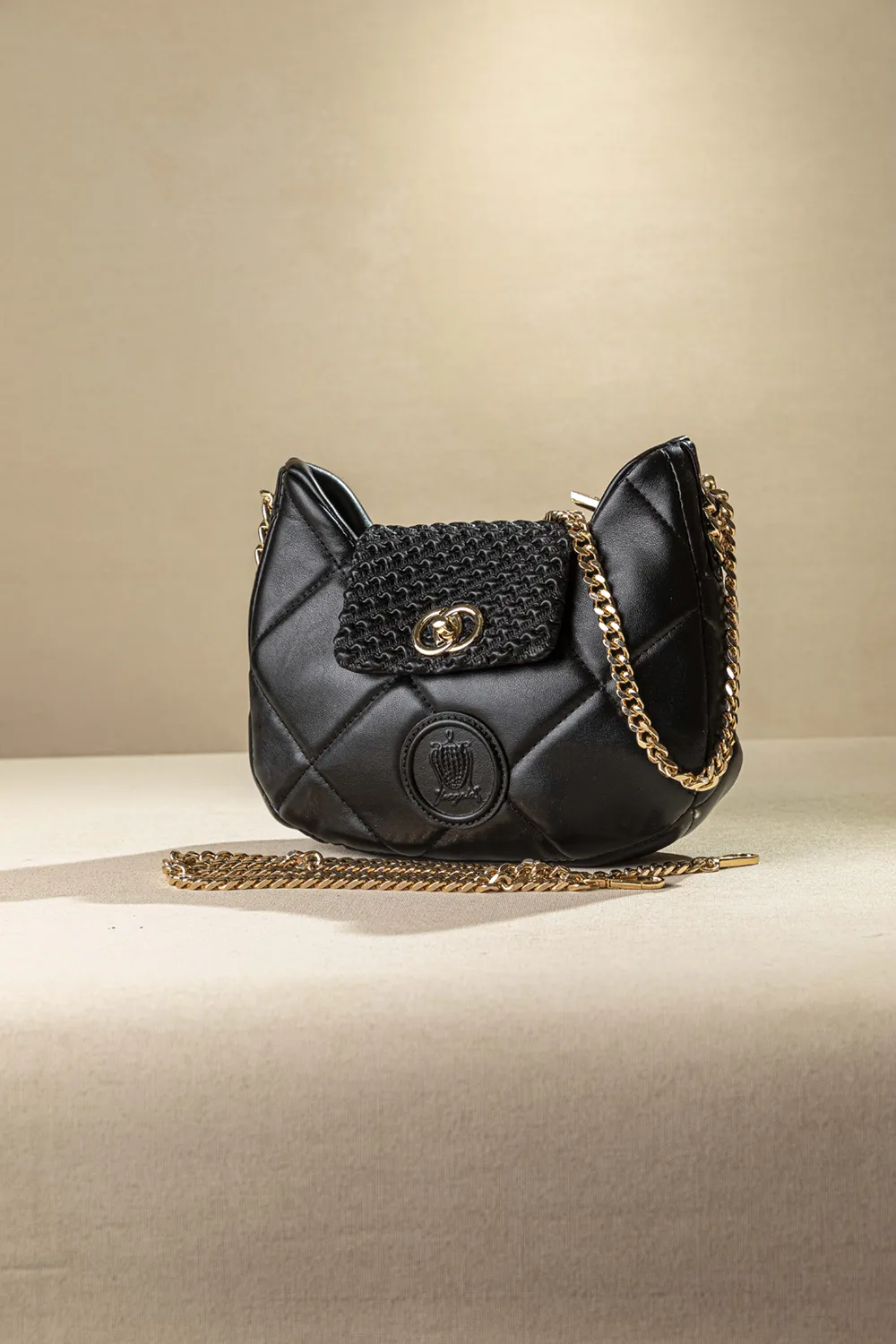 Οβάλ τσάντα ώμου puffer με καπάκι με κλειδαριά και αλυσίδα