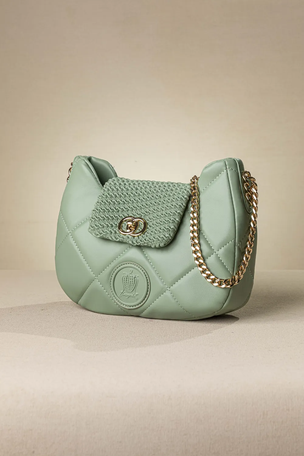 Οβάλ τσάντα ώμου puffer με καπάκι με κλειδαριά και αλυσίδα