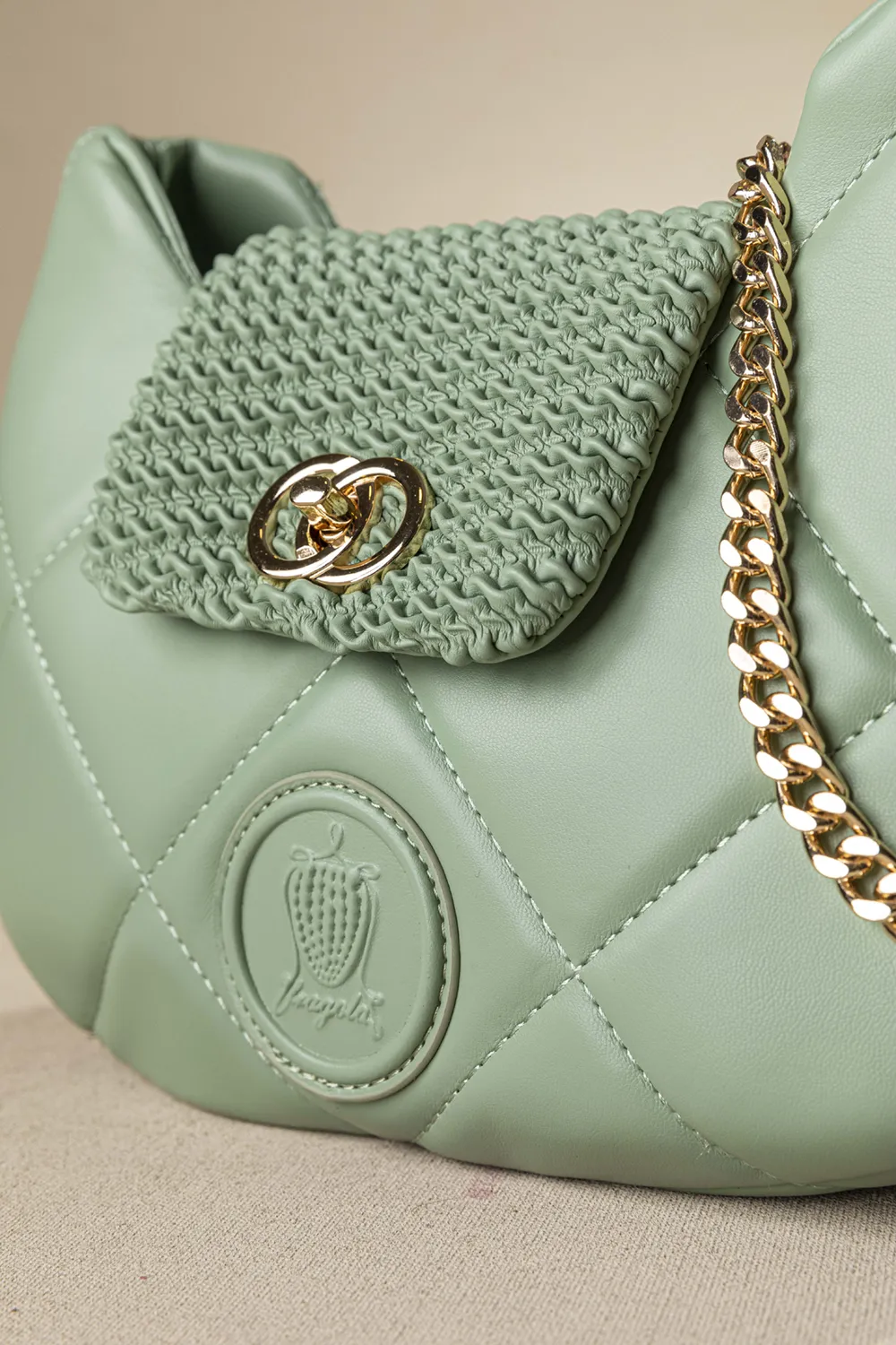 Οβάλ τσάντα ώμου puffer με καπάκι με κλειδαριά και αλυσίδα