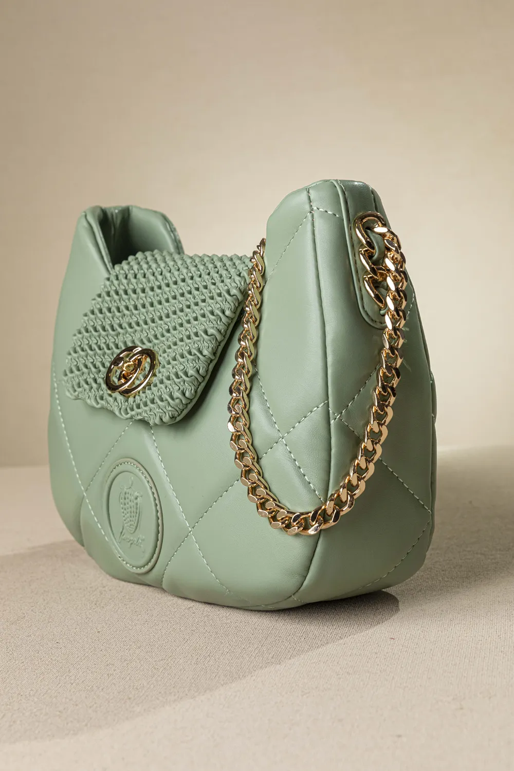 Οβάλ τσάντα ώμου puffer με καπάκι με κλειδαριά και αλυσίδα