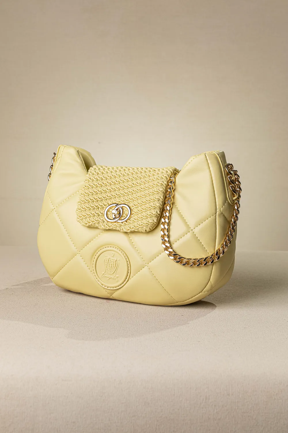 Οβάλ τσάντα ώμου puffer με καπάκι με κλειδαριά και αλυσίδα