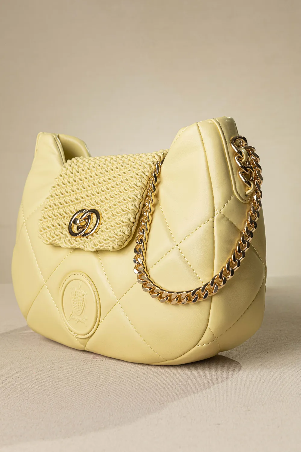 Οβάλ τσάντα ώμου puffer με καπάκι με κλειδαριά και αλυσίδα