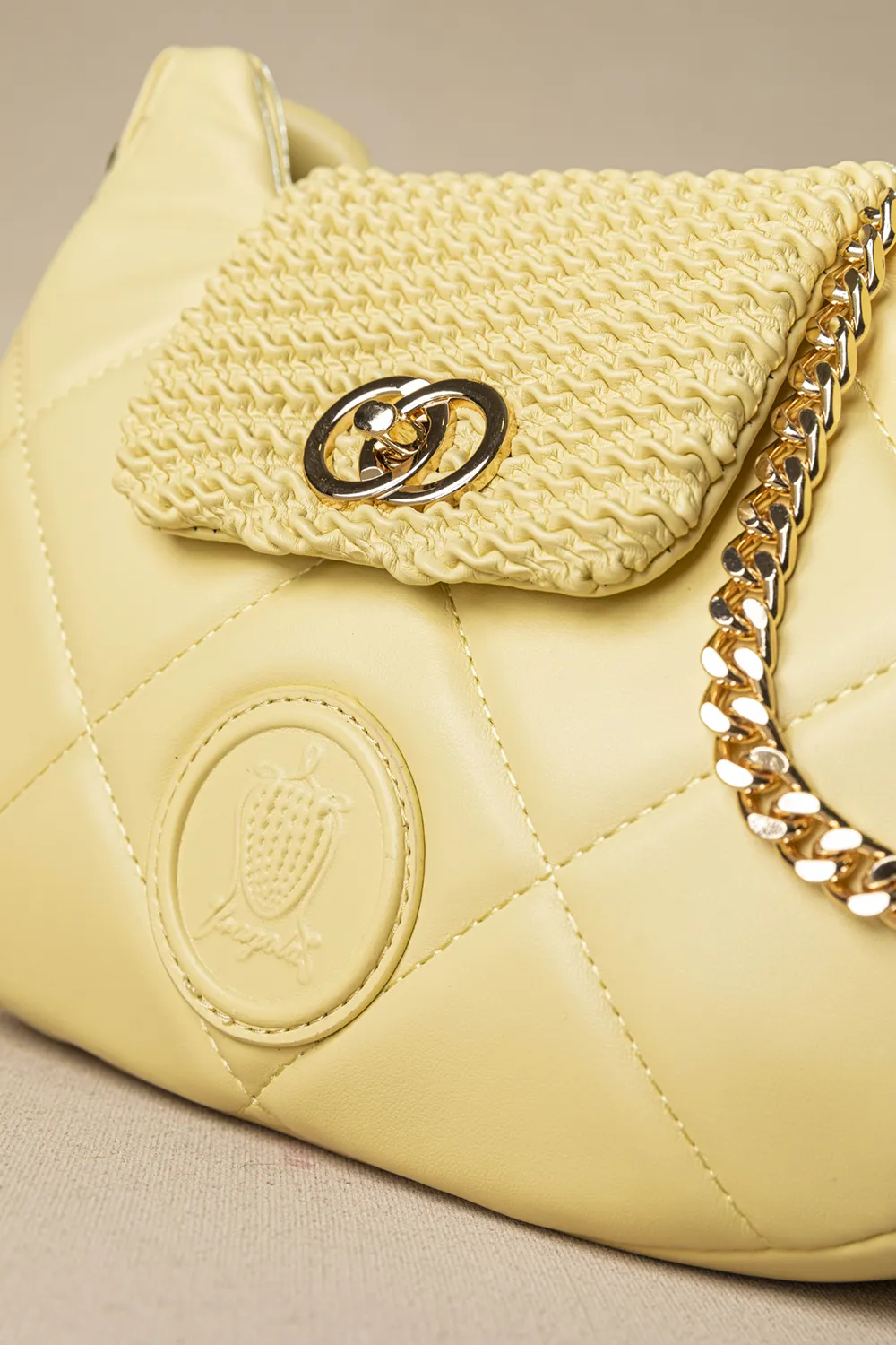 Οβάλ τσάντα ώμου puffer με καπάκι με κλειδαριά και αλυσίδα