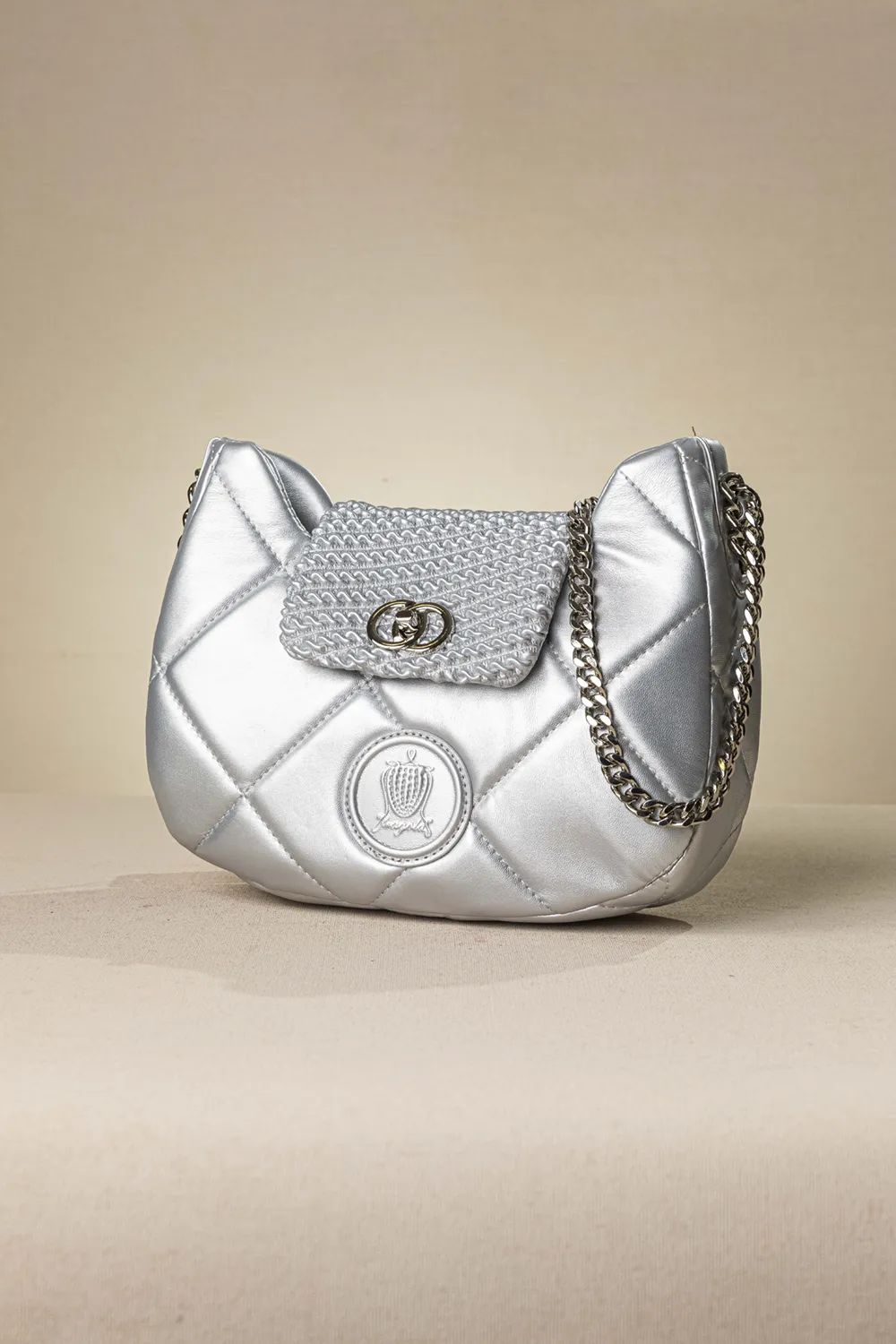 Οβάλ τσάντα ώμου puffer με καπάκι με κλειδαριά και αλυσίδα