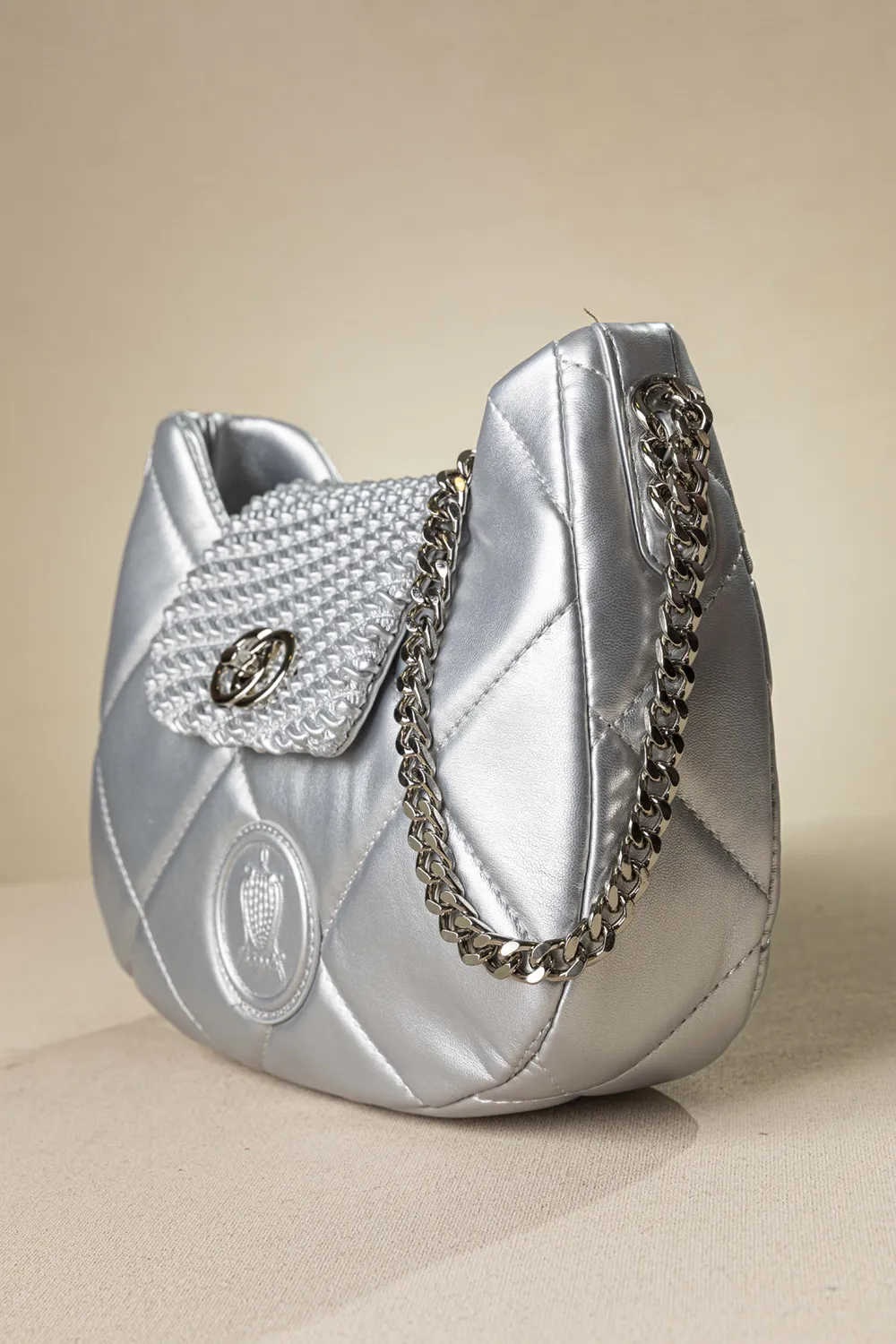 Οβάλ τσάντα ώμου puffer με καπάκι με κλειδαριά και αλυσίδα