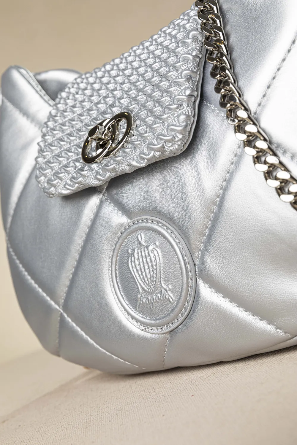 Οβάλ τσάντα ώμου puffer με καπάκι με κλειδαριά και αλυσίδα