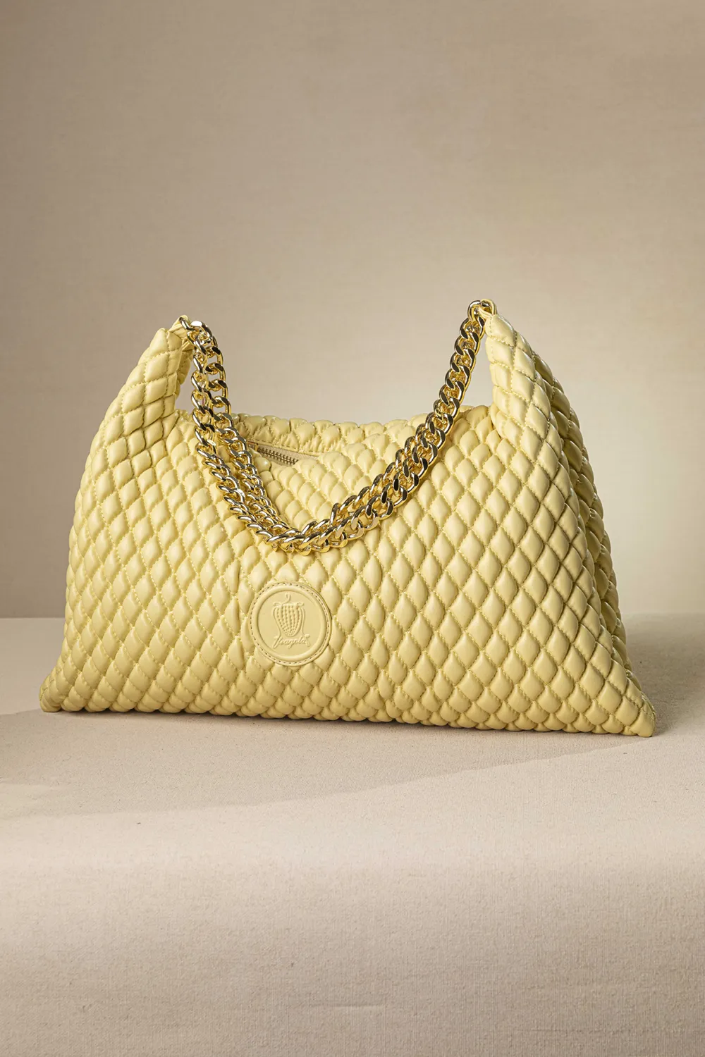 Μακρόστενη μεσαία τσάντα με διπλή αλυσίδα