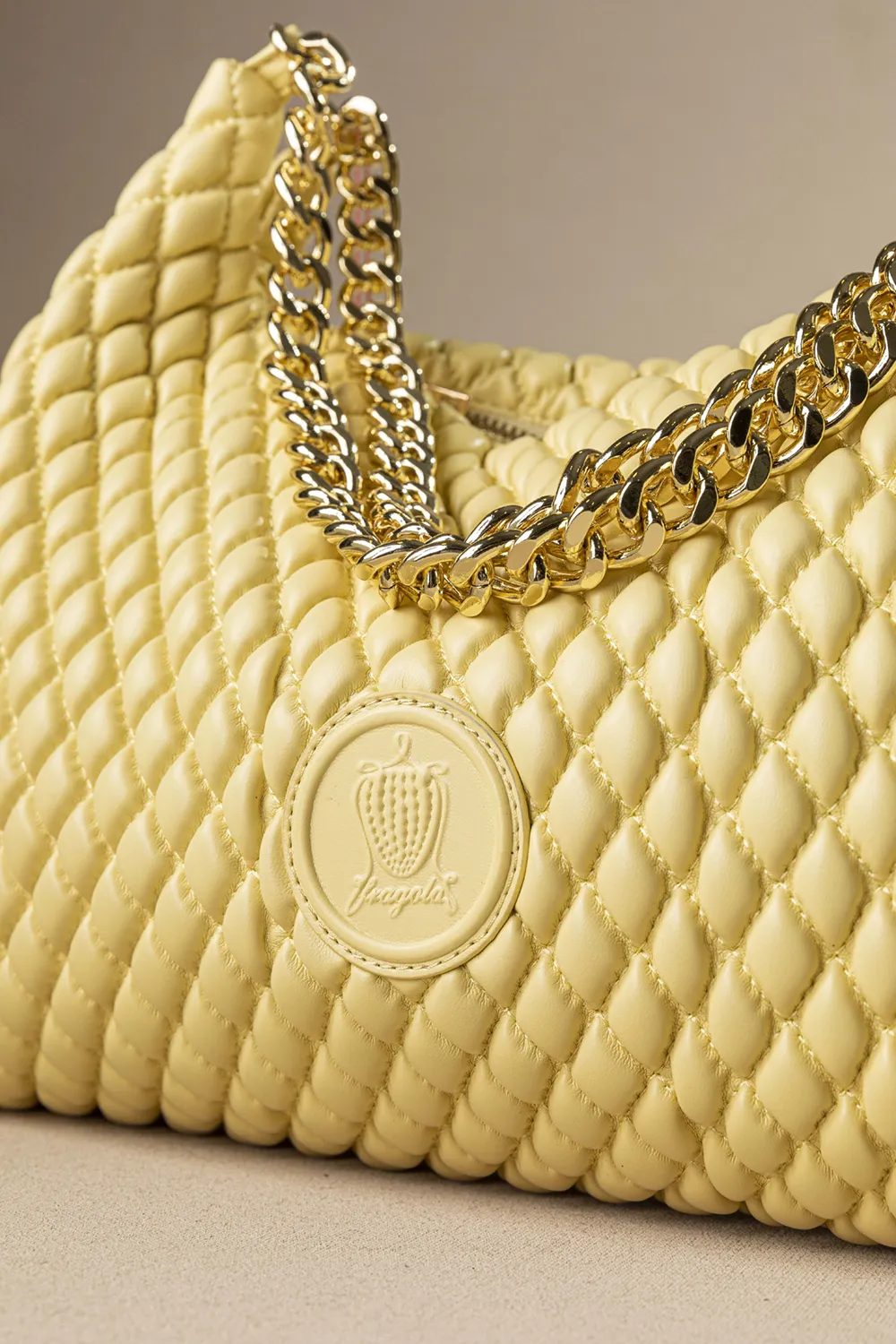 Μακρόστενη μεσαία τσάντα με διπλή αλυσίδα