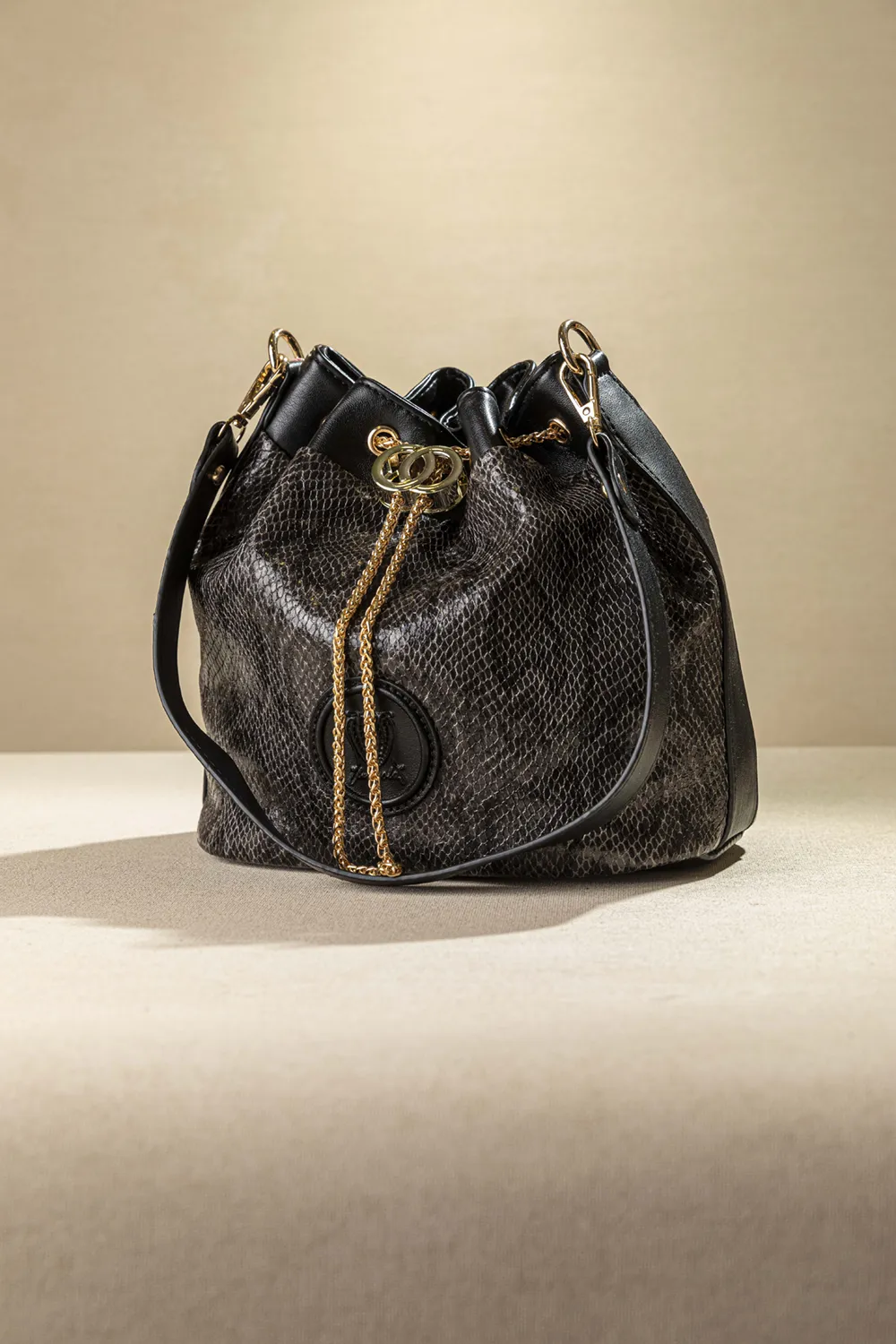 Πουγκάκι με μεταλλικό κλείσιμο και αλυσίδα