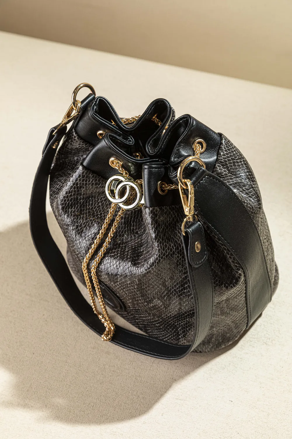 Πουγκάκι με μεταλλικό κλείσιμο και αλυσίδα