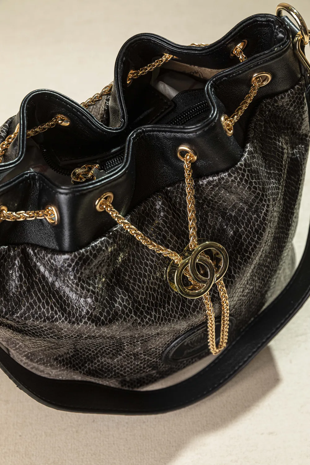 Πουγκάκι με μεταλλικό κλείσιμο και αλυσίδα