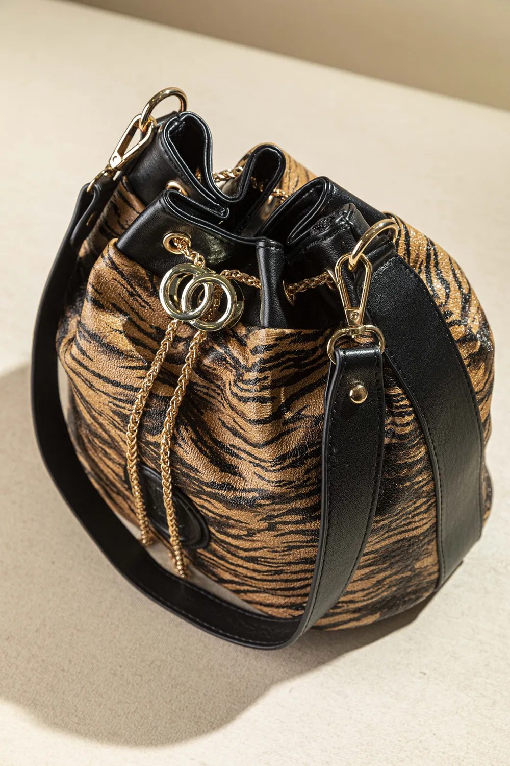 Πουγκάκι με μεταλλικό κλείσιμο και αλυσίδα