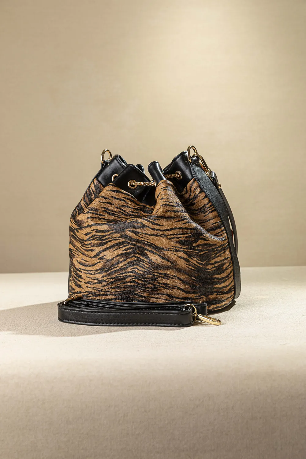 Πουγκάκι με μεταλλικό κλείσιμο και αλυσίδα