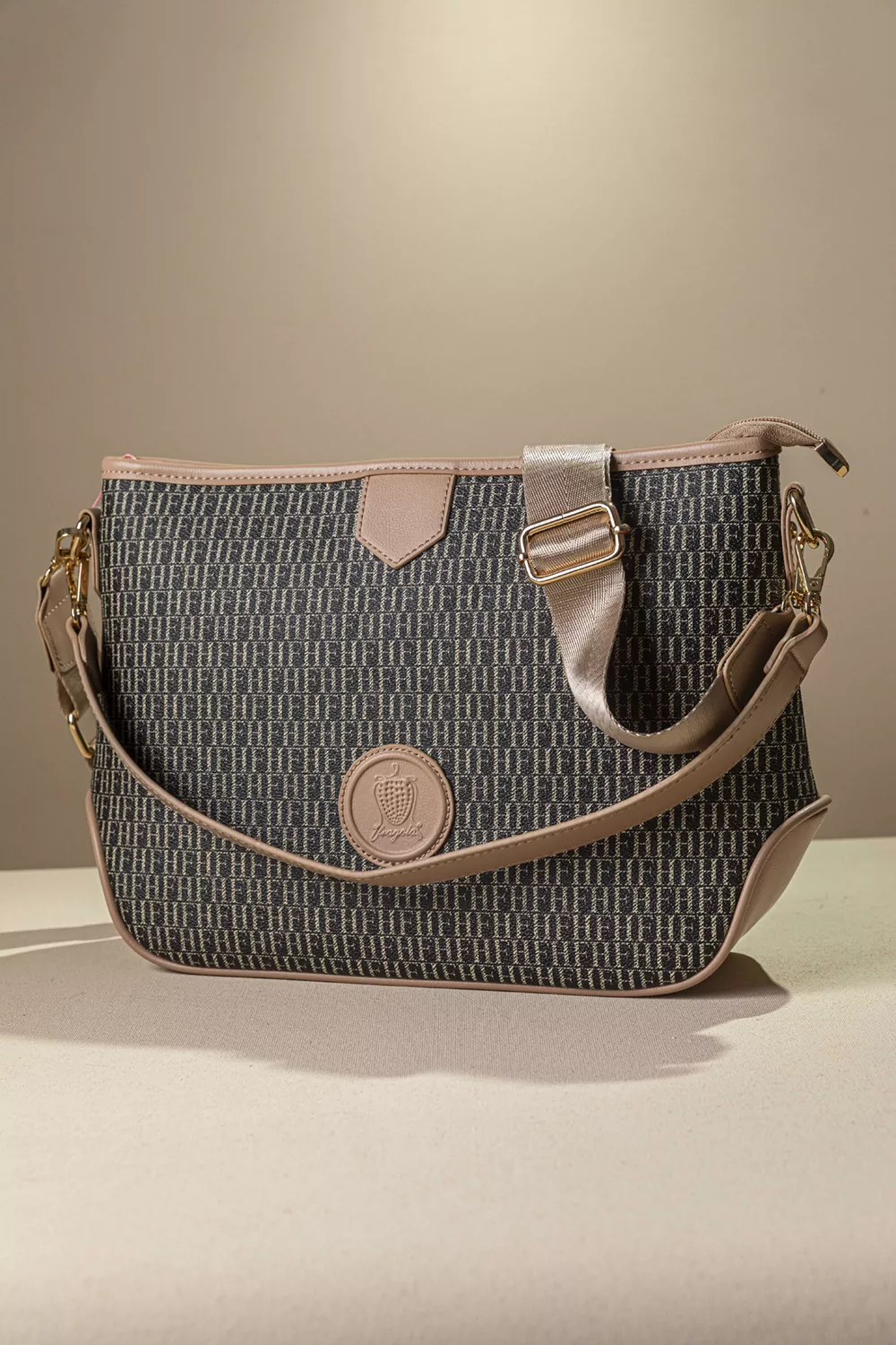 Η τσάντα με το απόλυτο μέγεθος ιδανικό για όλες τις γυναίκες