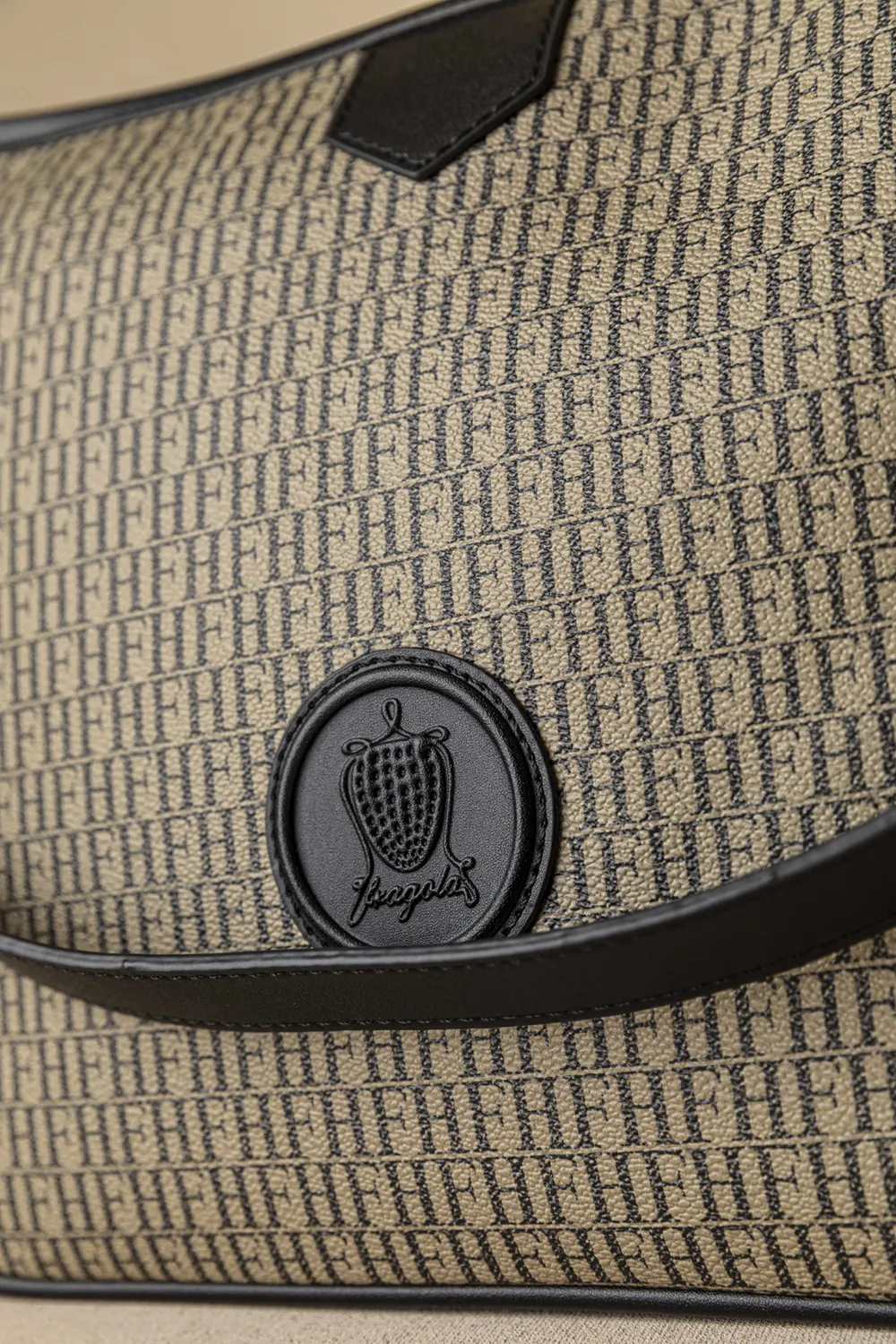 Η τσάντα με το απόλυτο μέγεθος ιδανικό για όλες τις γυναίκες