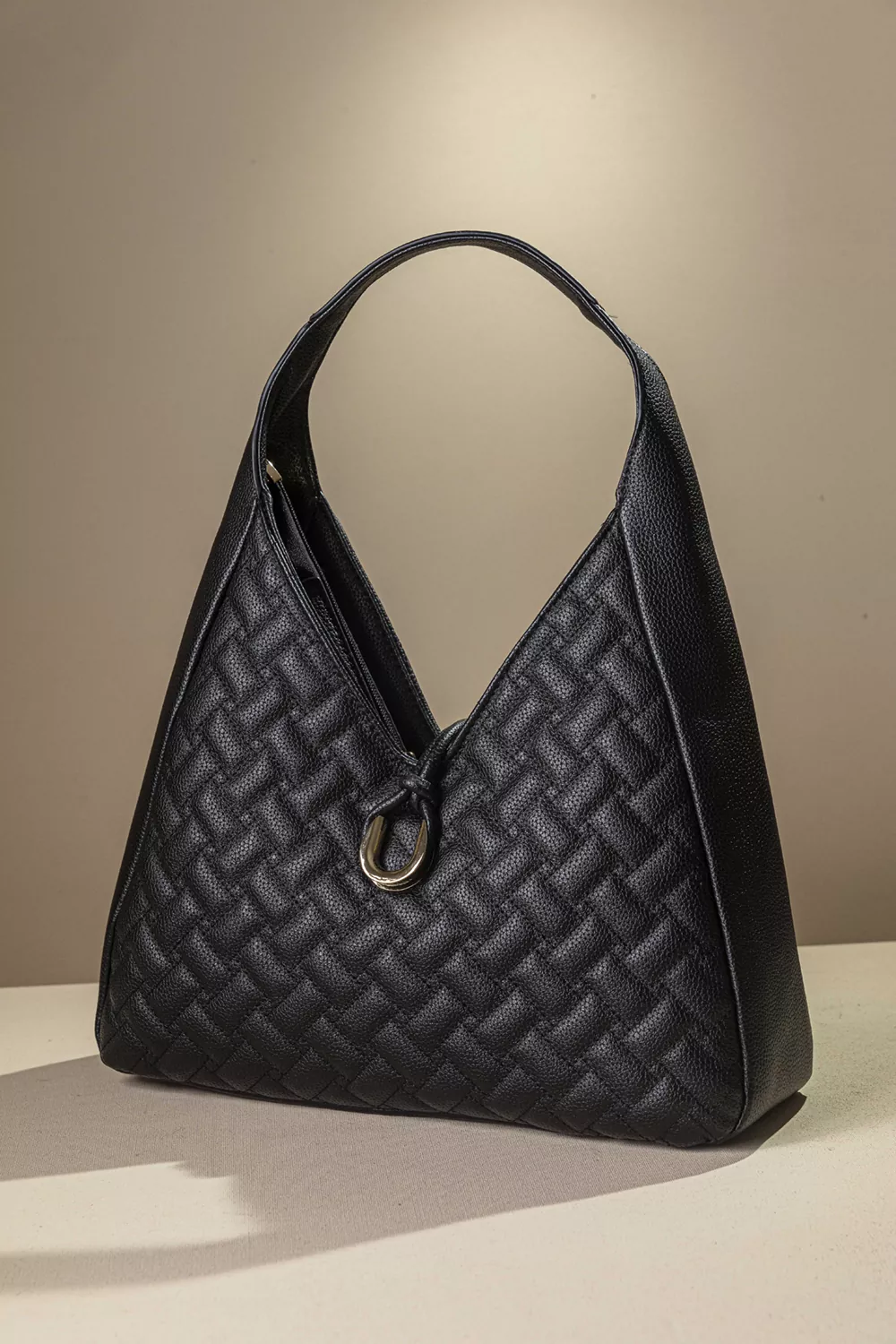 Τσάντα ώμου με καπιτονέ υφή