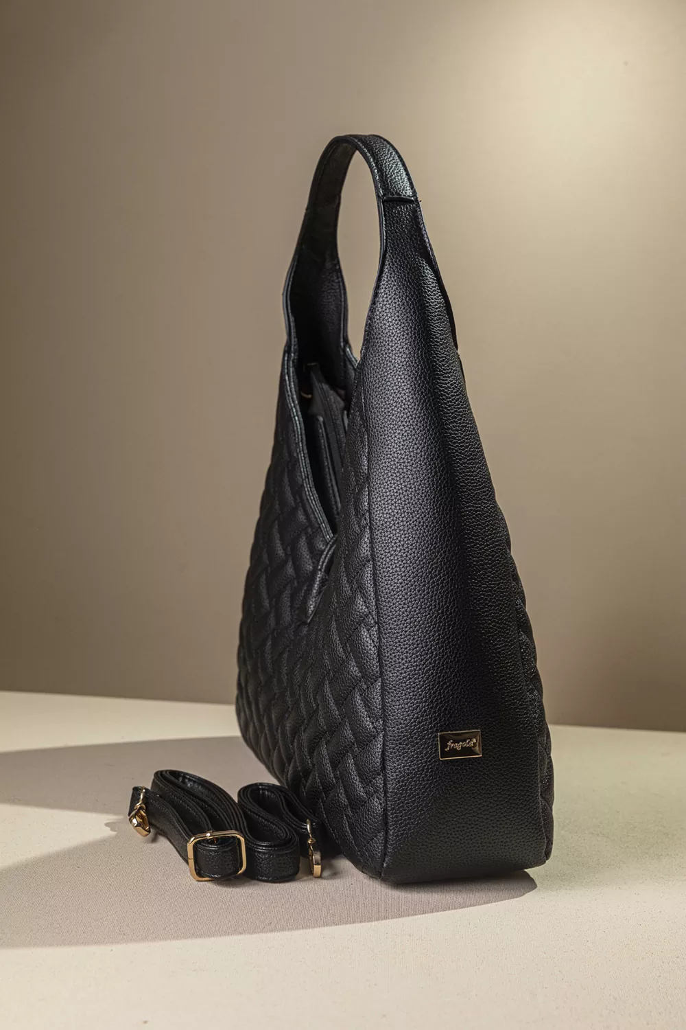 Τσάντα ώμου με καπιτονέ υφή