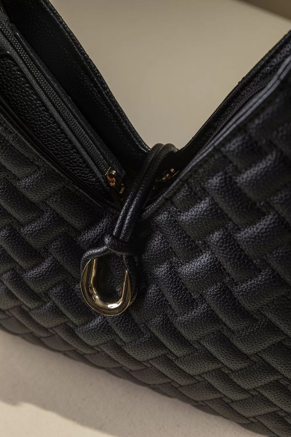 Τσάντα ώμου με καπιτονέ υφή