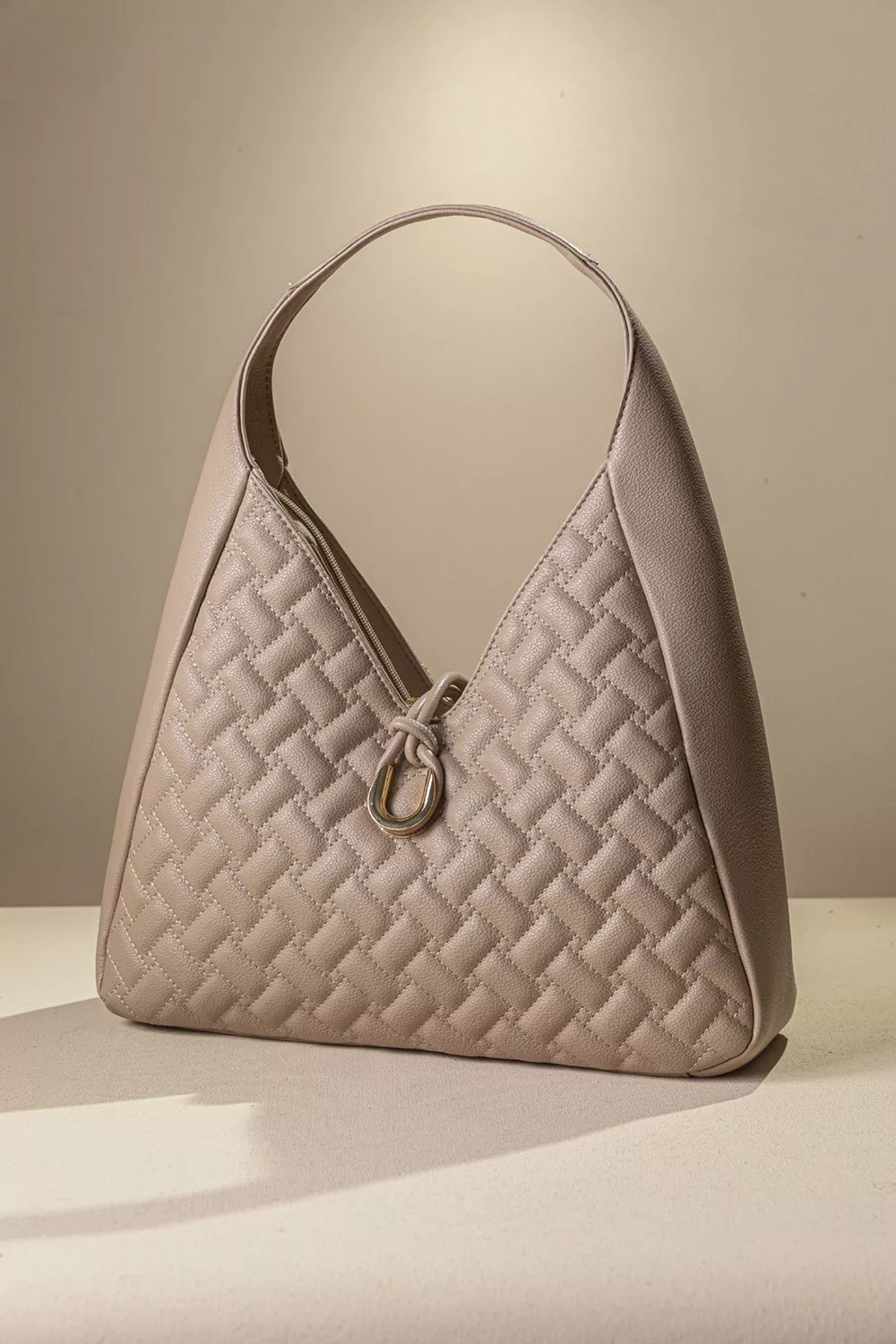 Τσάντα ώμου με καπιτονέ υφή