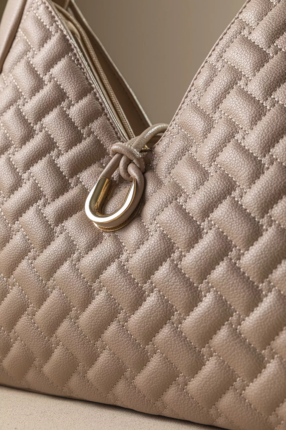 Τσάντα ώμου με καπιτονέ υφή