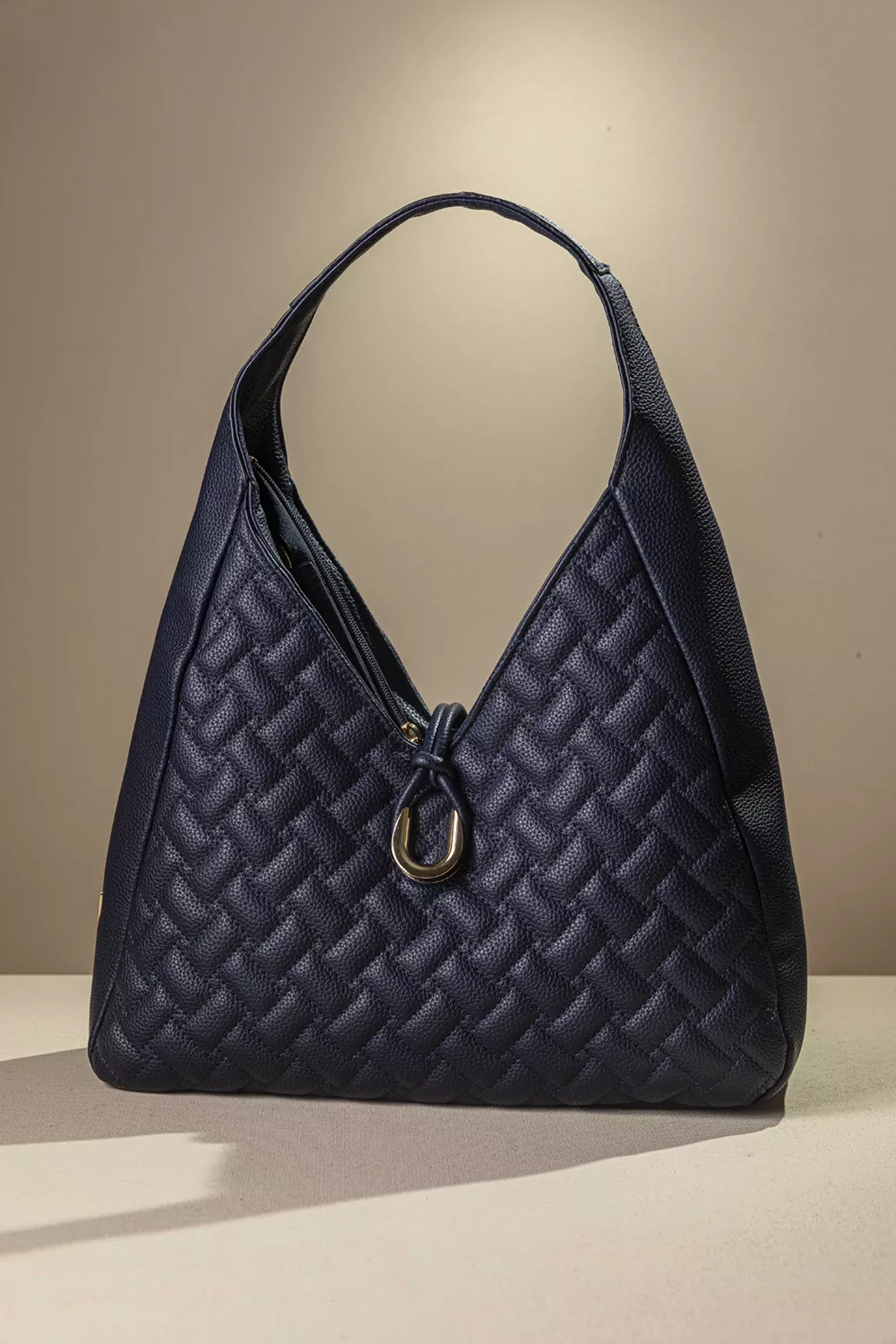 Τσάντα ώμου με καπιτονέ υφή