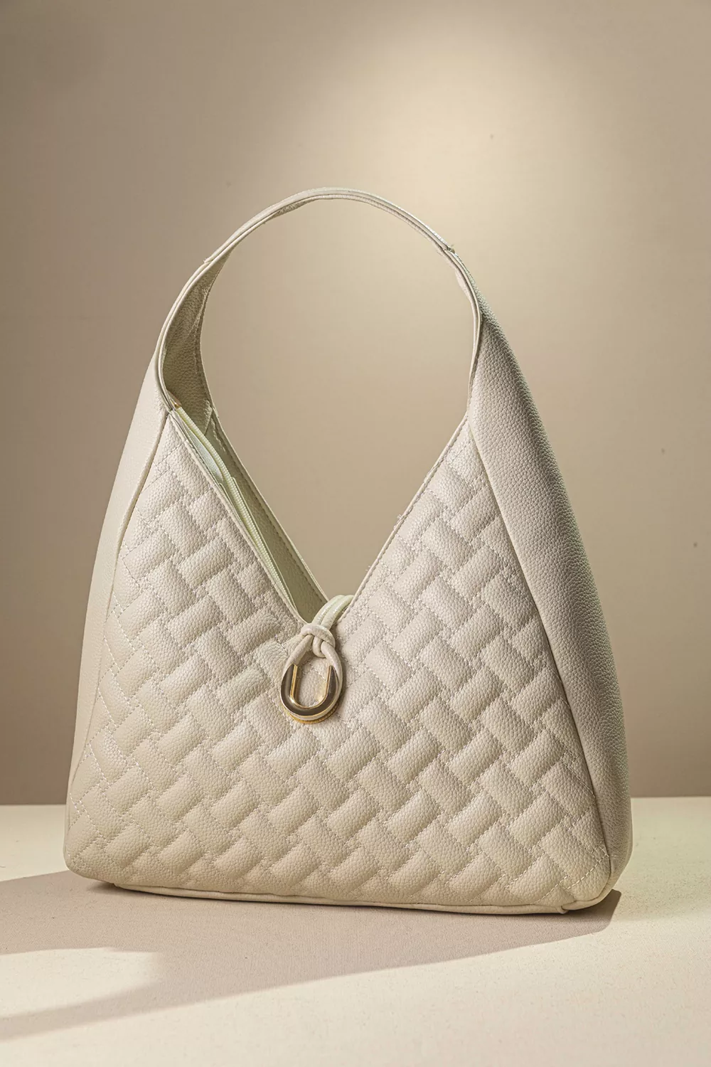 Τσάντα ώμου με καπιτονέ υφή