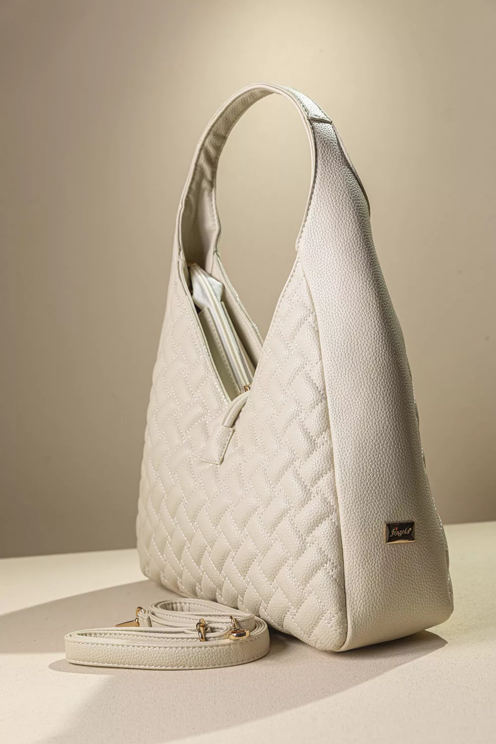 Τσάντα ώμου με καπιτονέ υφή