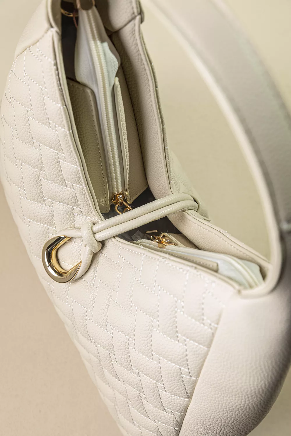 Τσάντα ώμου με καπιτονέ υφή